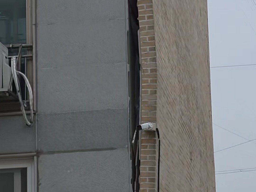 15일 전남 영광읍의 한 공동주택의 외벽이 갈라져 있다.(전남소방 제공)