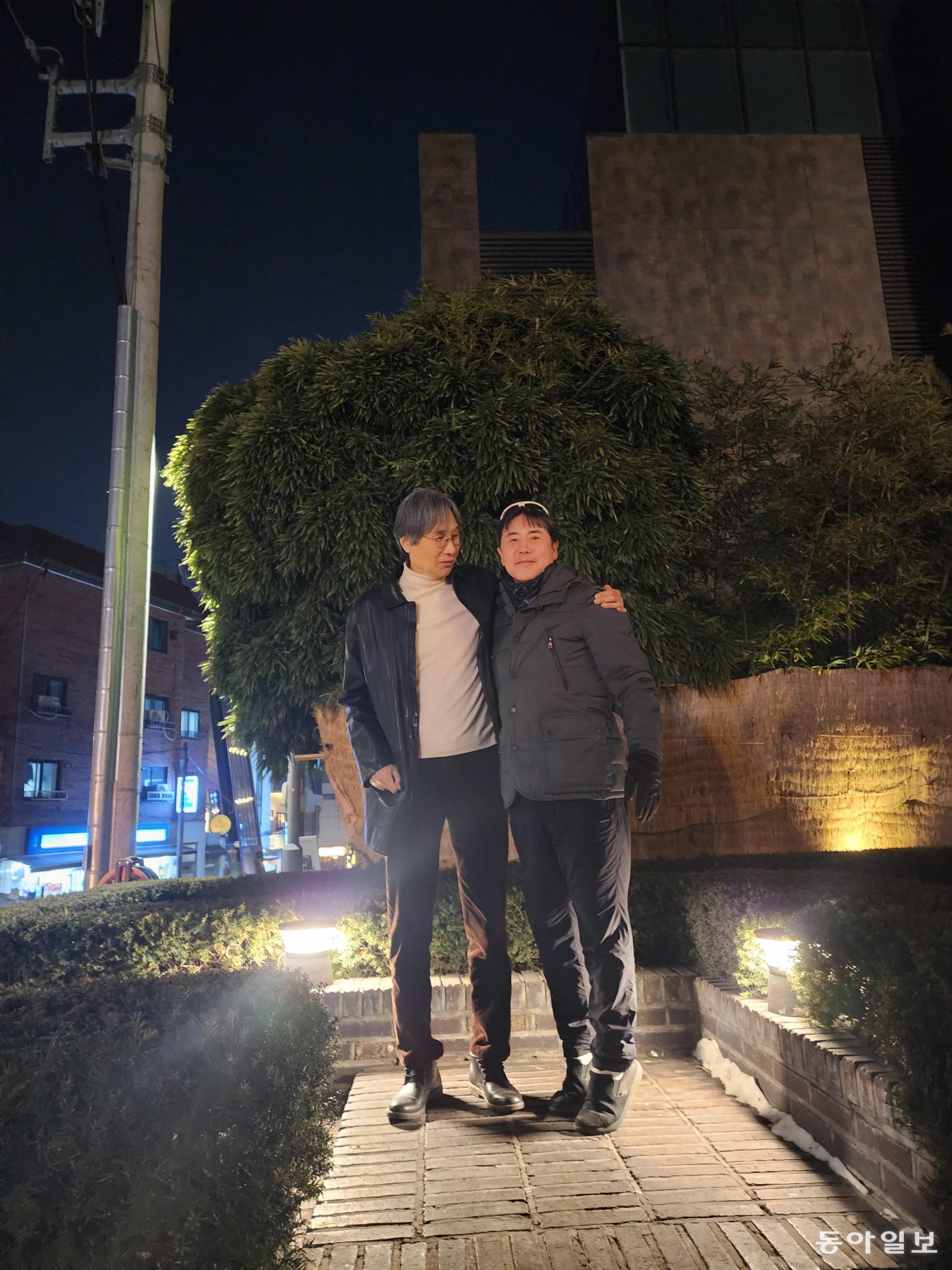 최순호(왼쪽)와 이태호. 40년 전 키 그대로다. “앞으로는 눈높이 맞추며 같은 높이에서 살아봐유.” 유재영 기자 elegant@donga. com