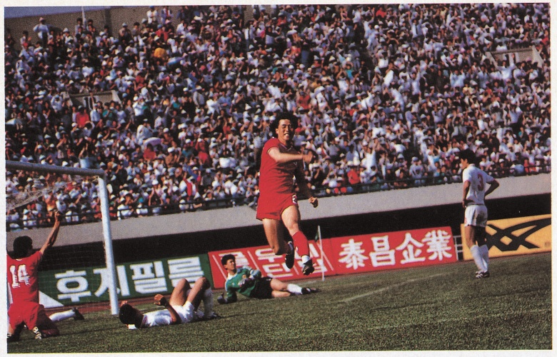 최순호가 친구 이태호(가운데)를 다시 ‘일본 킬러’로 만들어 준 장면. 1989년 한일 정기전에서 이태호가 후반 결승골을 터트린 뒤 환호하고 있다. 왼쪽 등번호 14번이 이태호에게 완벽한 패스를 내 준 최순호다. 양팔을 쳐들며 기뻐하고 있다. 대한축구협회 제공