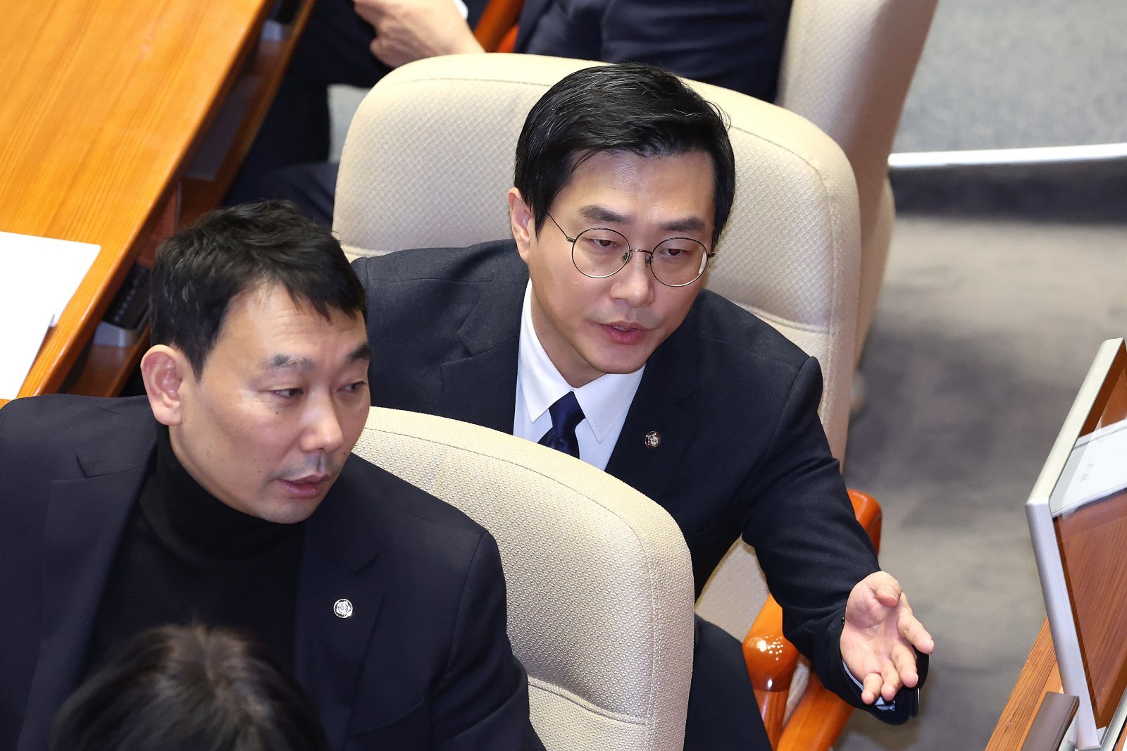 장경태 더불어민주당 의원이 29일 서울 여의도 국회에서 열린 제431회국회(임시회) 제2차 본회의에서 의원들과 대화하고 있다. 2026.1.29 ⓒ 뉴스1