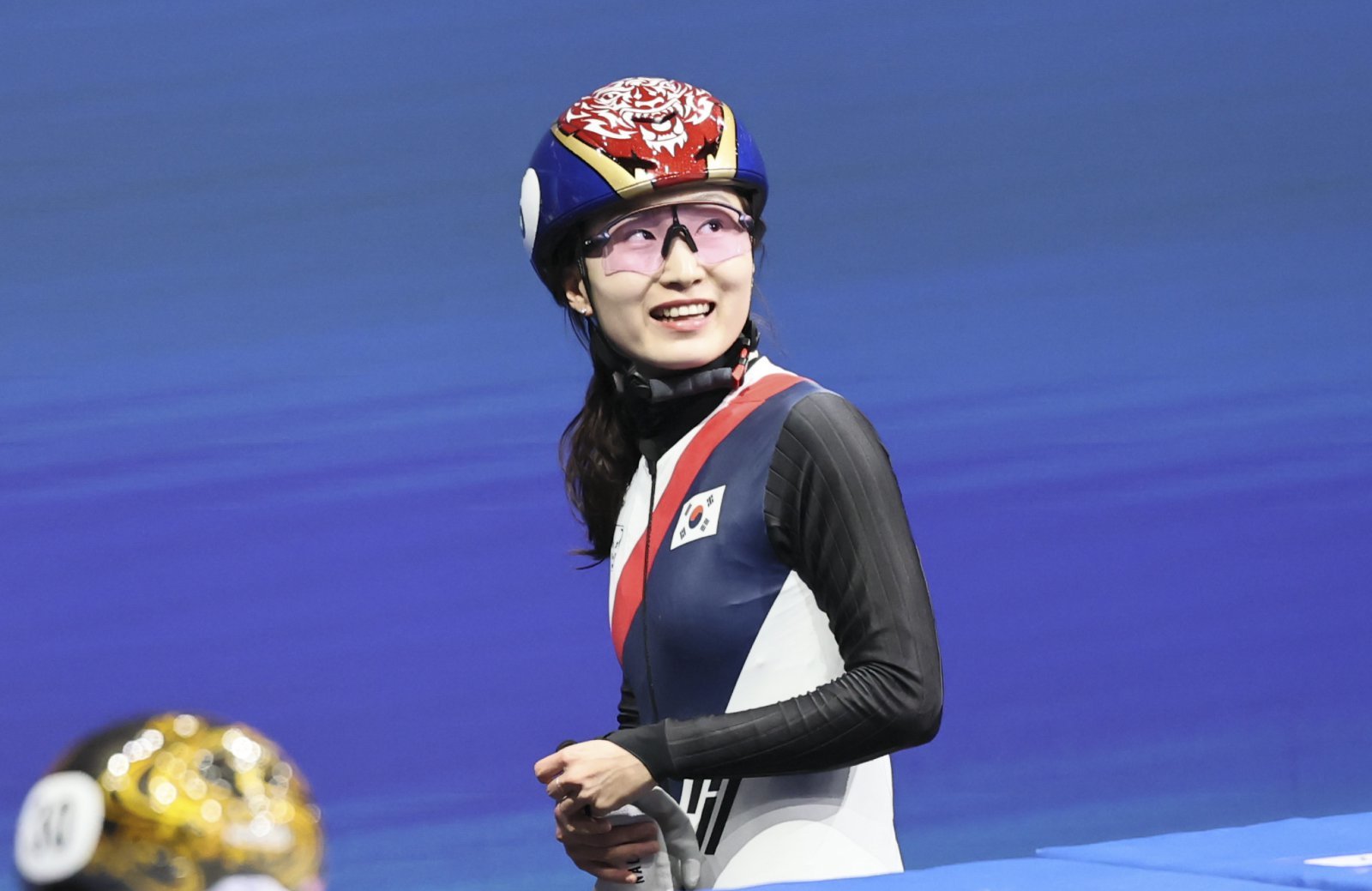 쇼트트랙 최민정이 14일(현지 시간) 이탈리아 밀라노 아이스 스케이팅 아레나에서 열린 2026 밀라노·코르티나 담페초 동계올림픽 쇼트트랙 스피드스케이팅 여자 3000m 계주 준결승을 마치고 미소를 짓고 있다. 2026.02.15. [밀라노=뉴시스]