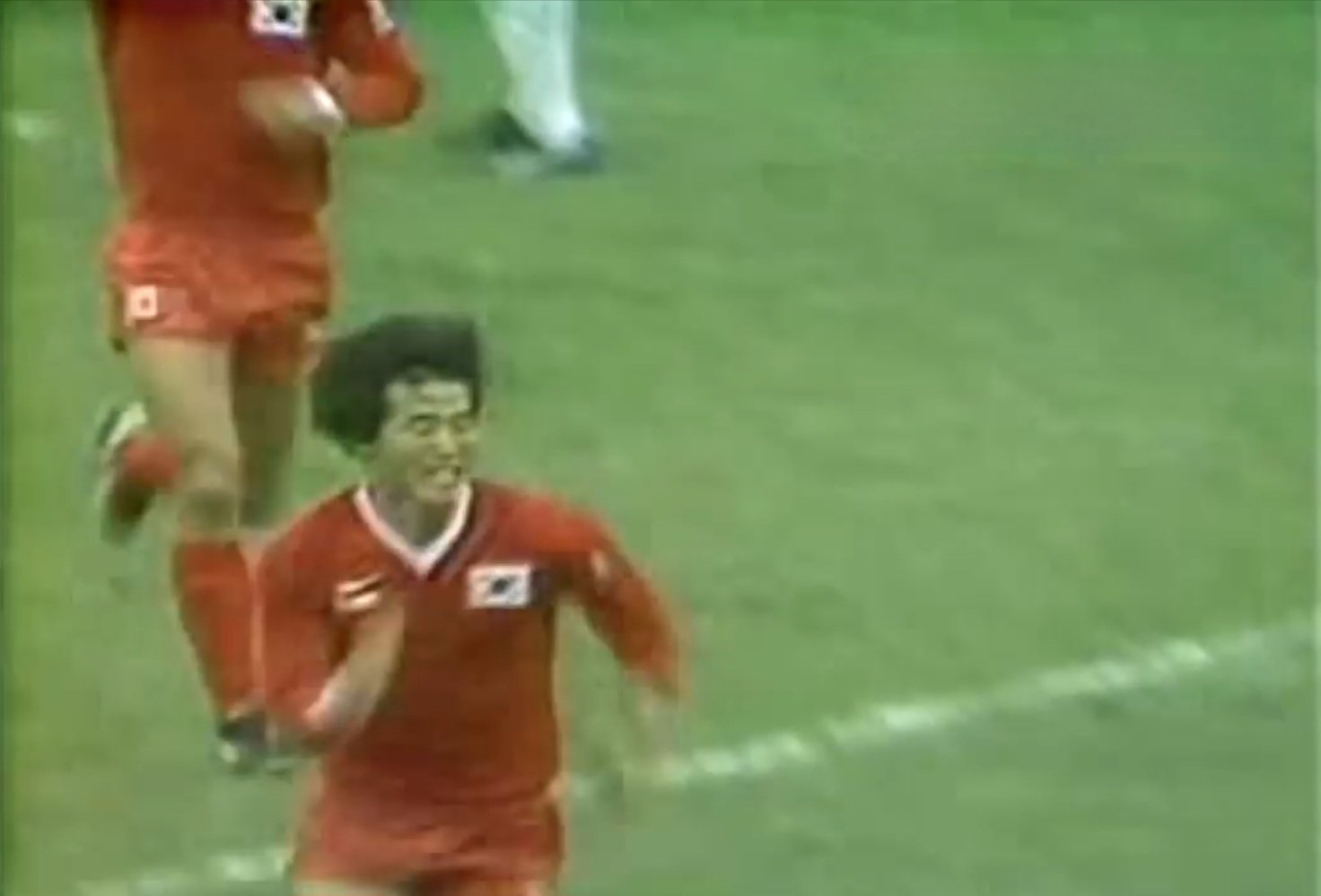 이태호와 최순호는 32년 만의 월드컵 진출을 사실상 결정 짓는 골을 합작하며 평생 우정의 끈을 잡았다. 최순호의 기막힌 패스에 이은 이태호의 절묘한 마무리. MBC 유튜브 캡처