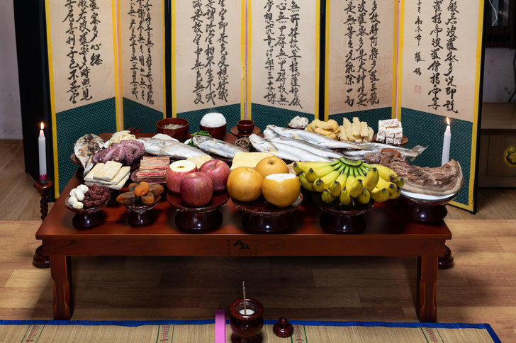 제사상. 오늘날 대부분의 가정에서는 차례상도 제사상처럼 차리고 있다. 게티이미지뱅크