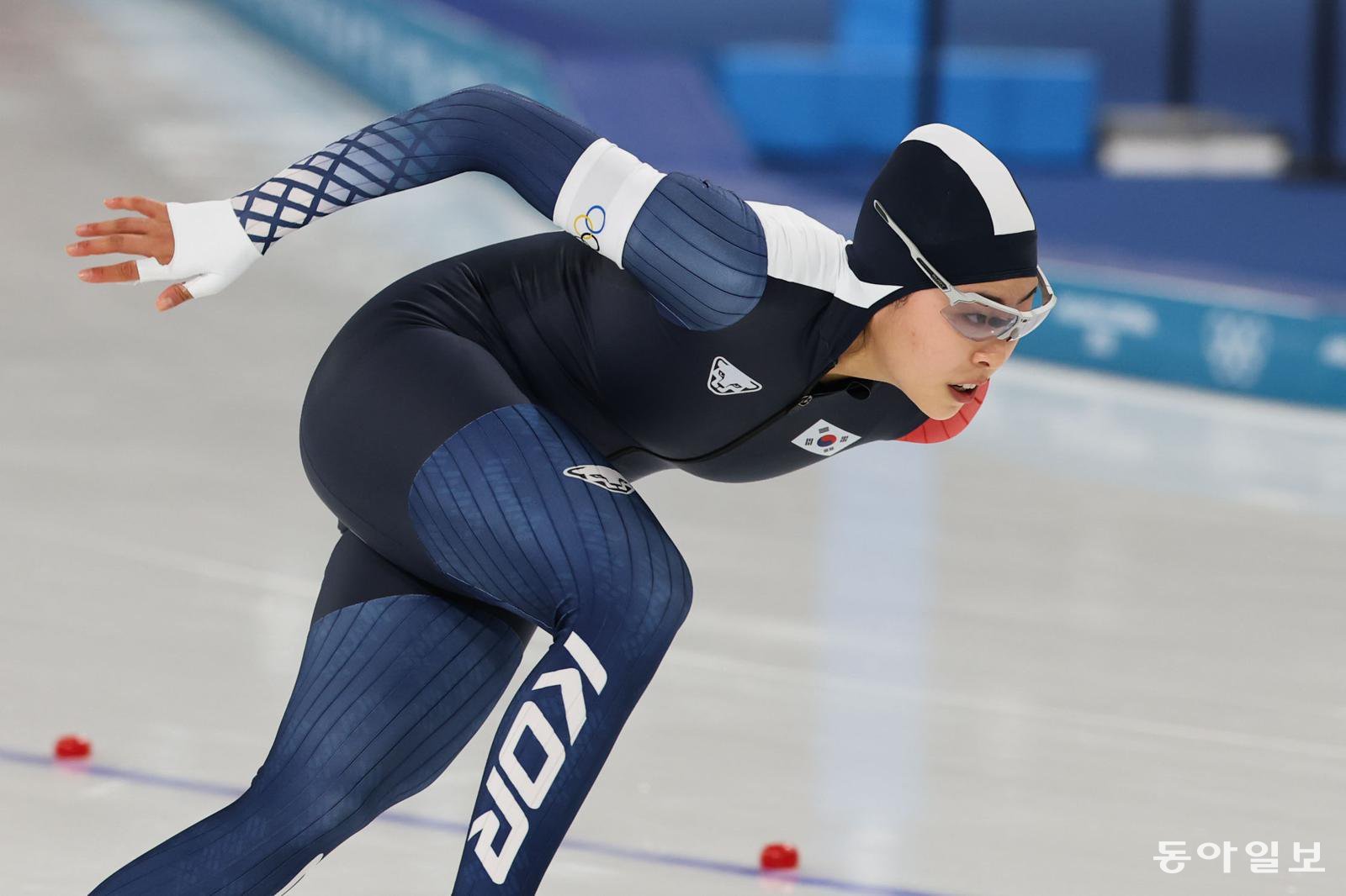 스피드스케이팅 이나현이 16일(한국시간) 이탈리아 밀라노 스피드스케이팅 스타디움 열린 2026 밀라노 코르티나담페초 동계올림픽 스피드스케이팅 여자 500m에서 코너 구간을 빠져나오고 있다. 밀라노=전영한 기자 scoopjyh@donga.com