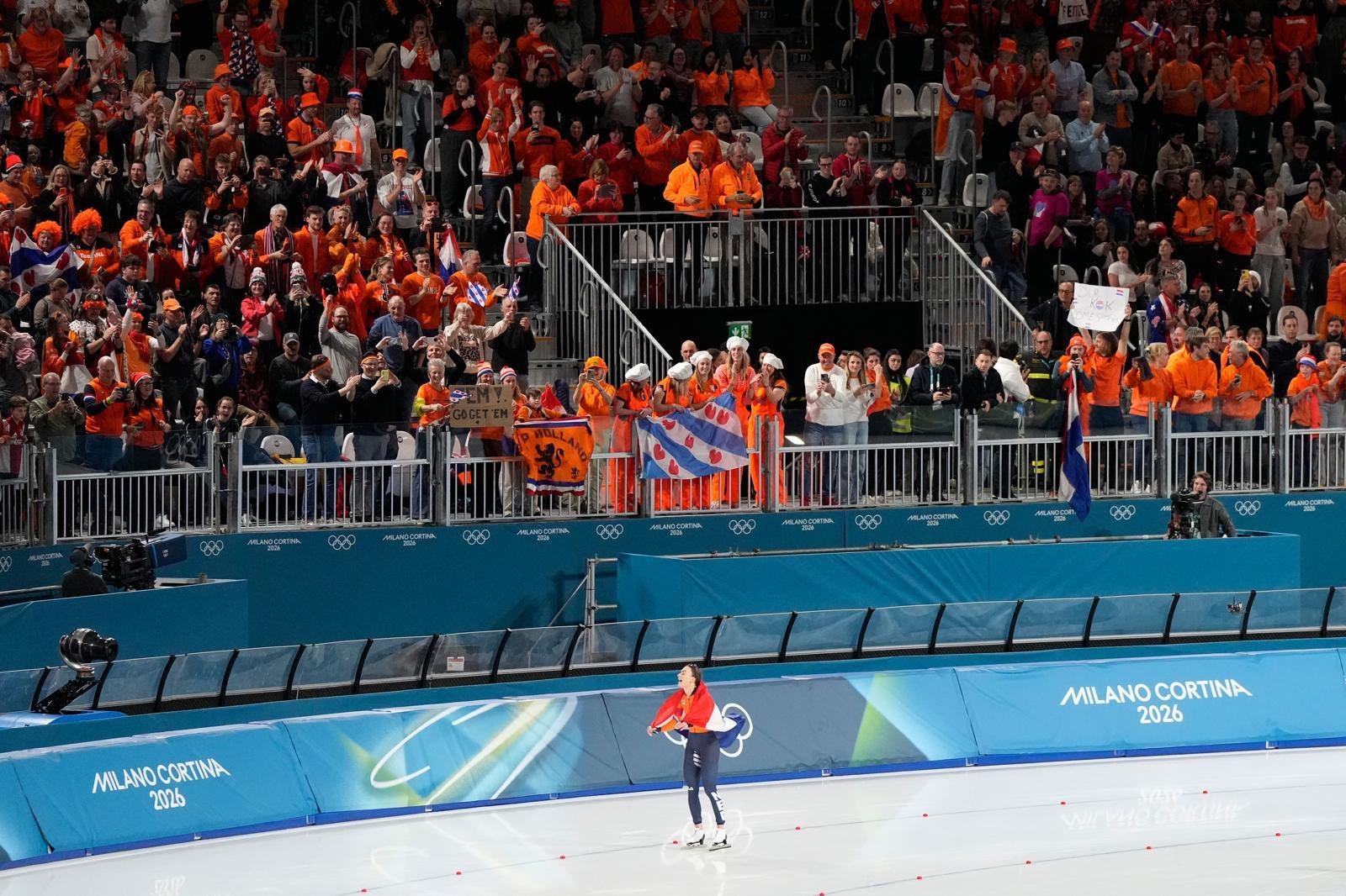 2026 밀라노-코르티나 담페초 올림픽 여자 1000m에서 올림픽 기록으로 우승한 펨케 콕이 관중석을 오렌지 빛으로 물들인 네덜렌드 팬들 앞에서 국기를 들고 우승 세리머니를 하고있다. 밀라노=AP 뉴시스