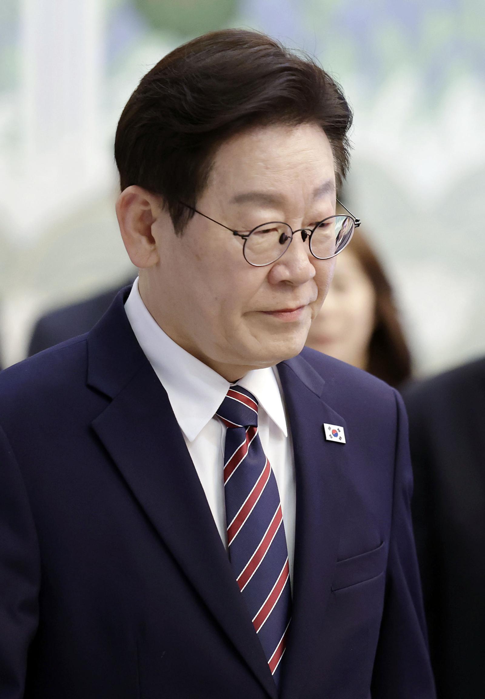 이재명 대통령이 12일 청와대에서 열린 수석보좌관회의에 입장하고 있다. 뉴시스