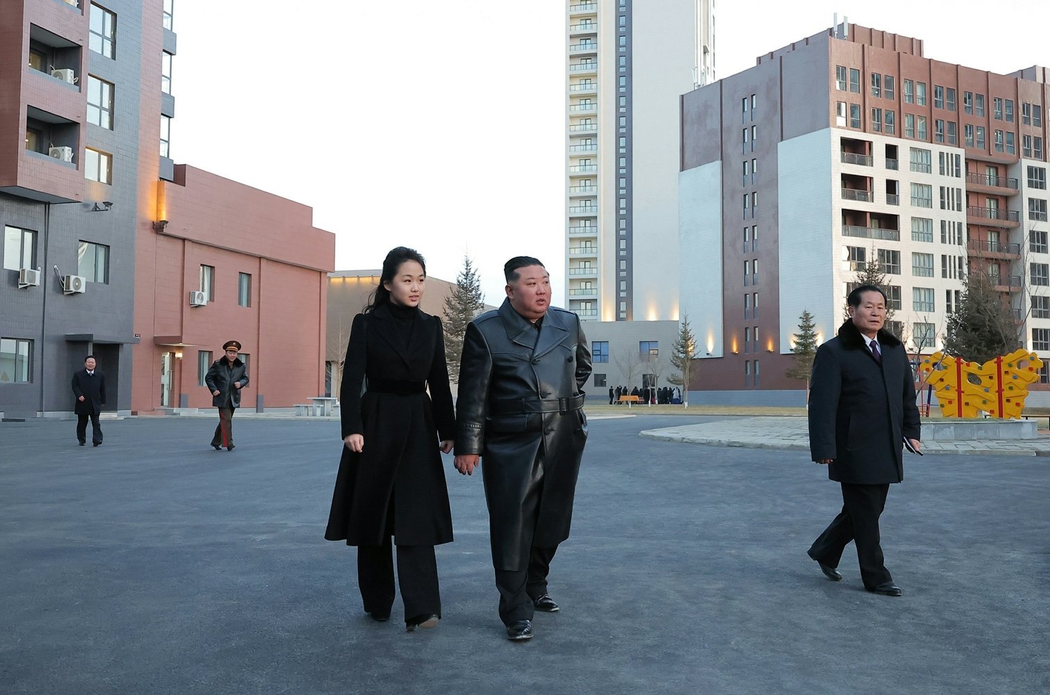 북한 노동당 기관지 노동신문은 16일 “새별거리 준공식이 2월 15일 성대히 진행됐다＂며 ＂김정은 동지께서 준공식에 참석했다＂고 보도했다. 현장에는 딸 주애와 해외작전부대 지휘관, 전투원과 공병부대 관병, 국방성 지휘관, 각급 인민군 부대 장병들 등이 참석했다. 평양 노동신문=뉴스1