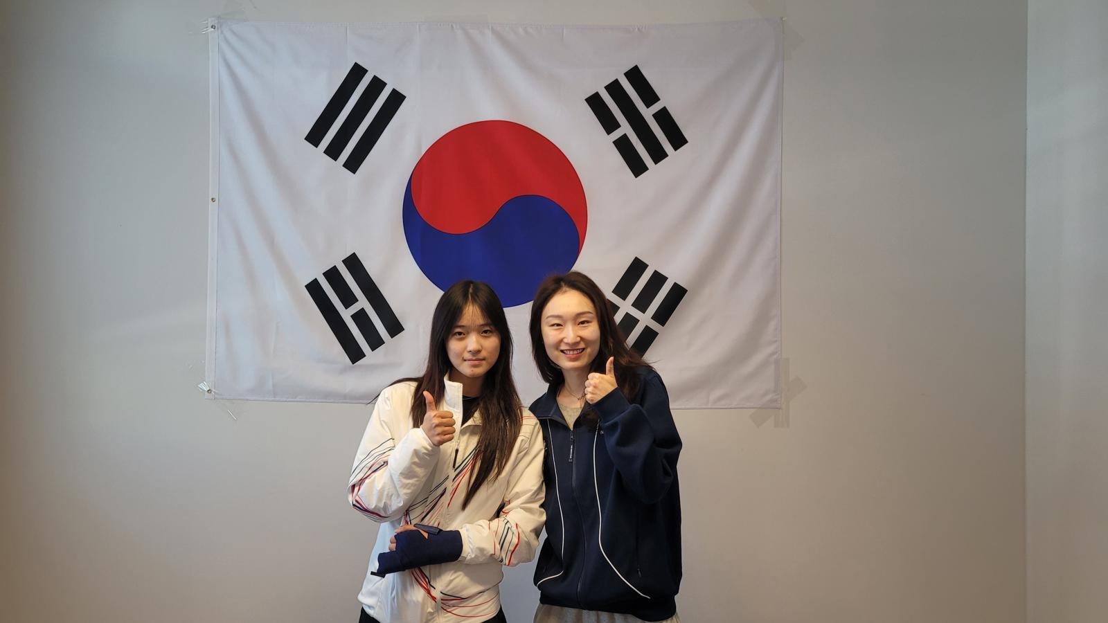 스노보드 하프파이프에서 금메달을 획득한 최가온이 15일(현지시간) 이탈리아 밀라노 선수촌 대한민국 선수단 사무실에서 쇼트트랙 최민정을 만나 기념촬영을 하고 있다. (대한체육회 제공. 재판매 및 DB 금지)