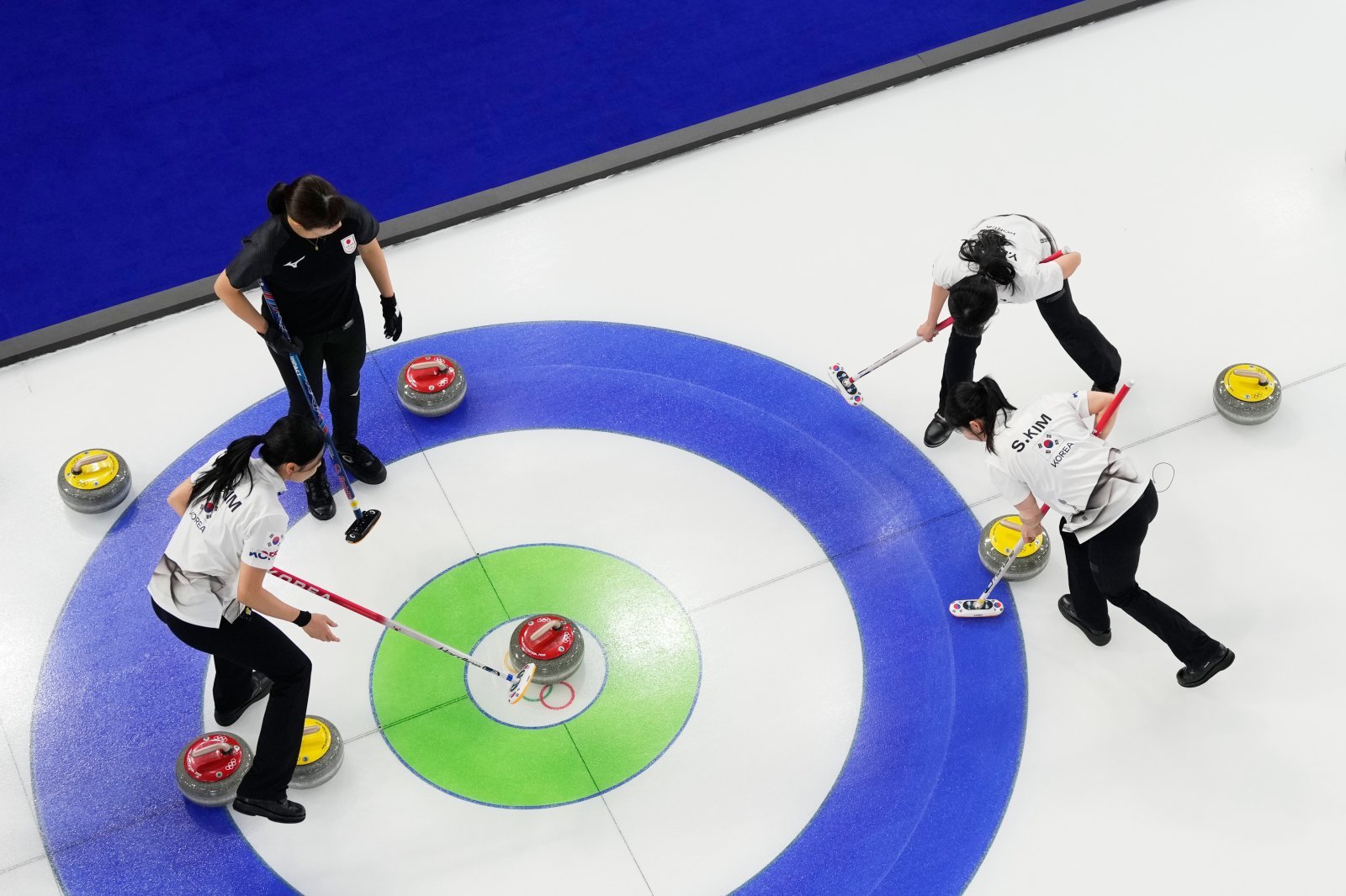 [코르티나담페초=AP/뉴시스] 한국 여자 컬링 대표팀(경기도청)이 15일(현지 시간) 이탈리아 코르티나담페초의 코르티나 컬링 올림픽 스타디움에서 열린 2026 밀라노·코르티나 동계올림픽 컬링 라운드로빈 5차전 일본과 경기하고 있다. 한국이 7-5로 승리해 3승2패를 기록했다.  2026.02.16.