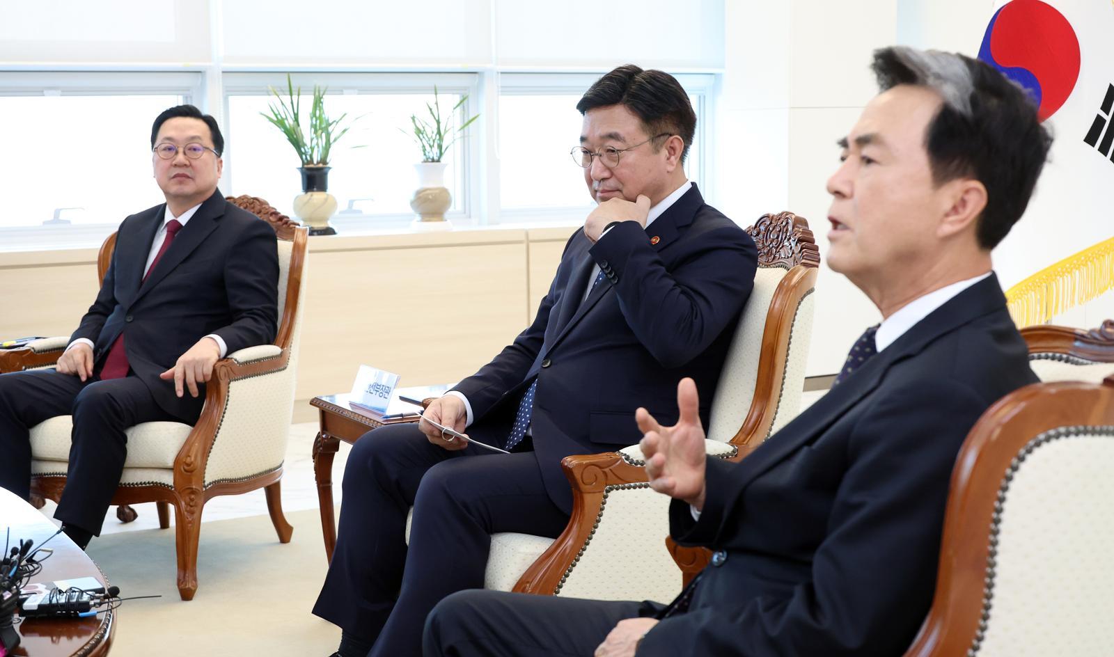 윤호중 행정안전부 장관과 이장우 대전시장, 김태흠 충남도지사가 6일 세종시 정부세종청사에서 대전충남 행정통합 주요 현안을 논의하고 있다. 2026.02.06. 뉴시스