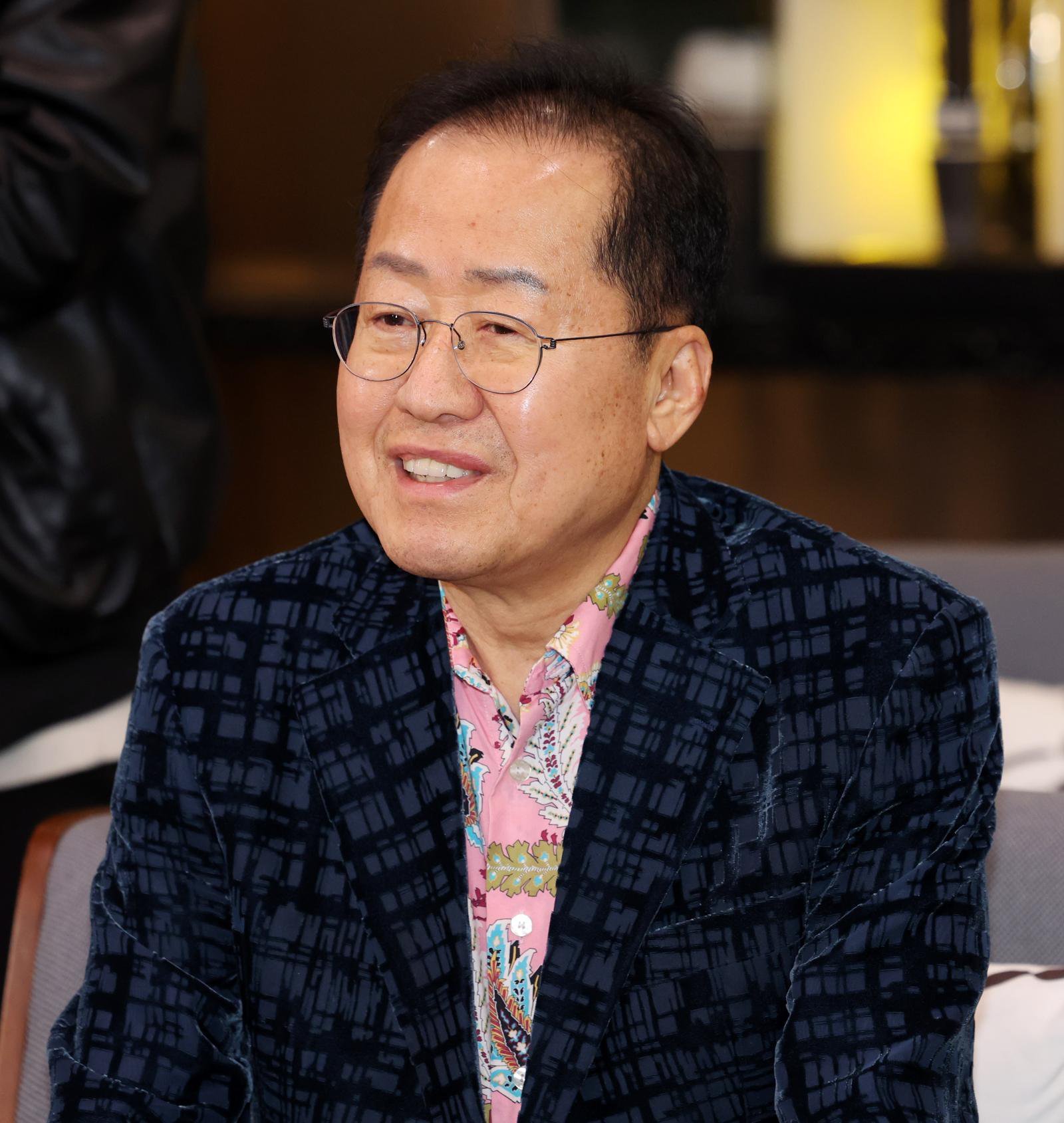 [인천공항=뉴시스]  홍준표 전 대구시장이 10일 오후 인천국제공항 제1여객터미널에서 미국 출국을 앞두고 배웅온 이준석 개혁신당 대선후보와 대화를 하고 있다. 2025.05.10. 20