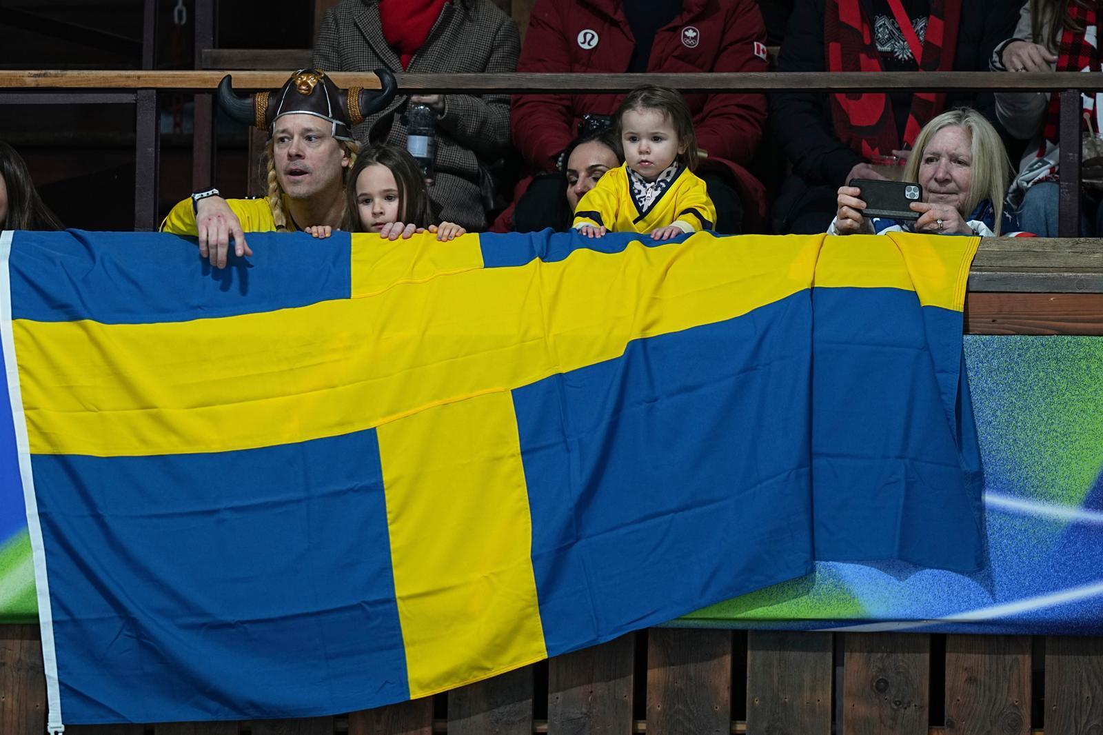 2026 밀라노·코르티나담페초 동계 올림픽 현장에서 스웨덴 국가대표를 응원하는 모습. AP=뉴시스