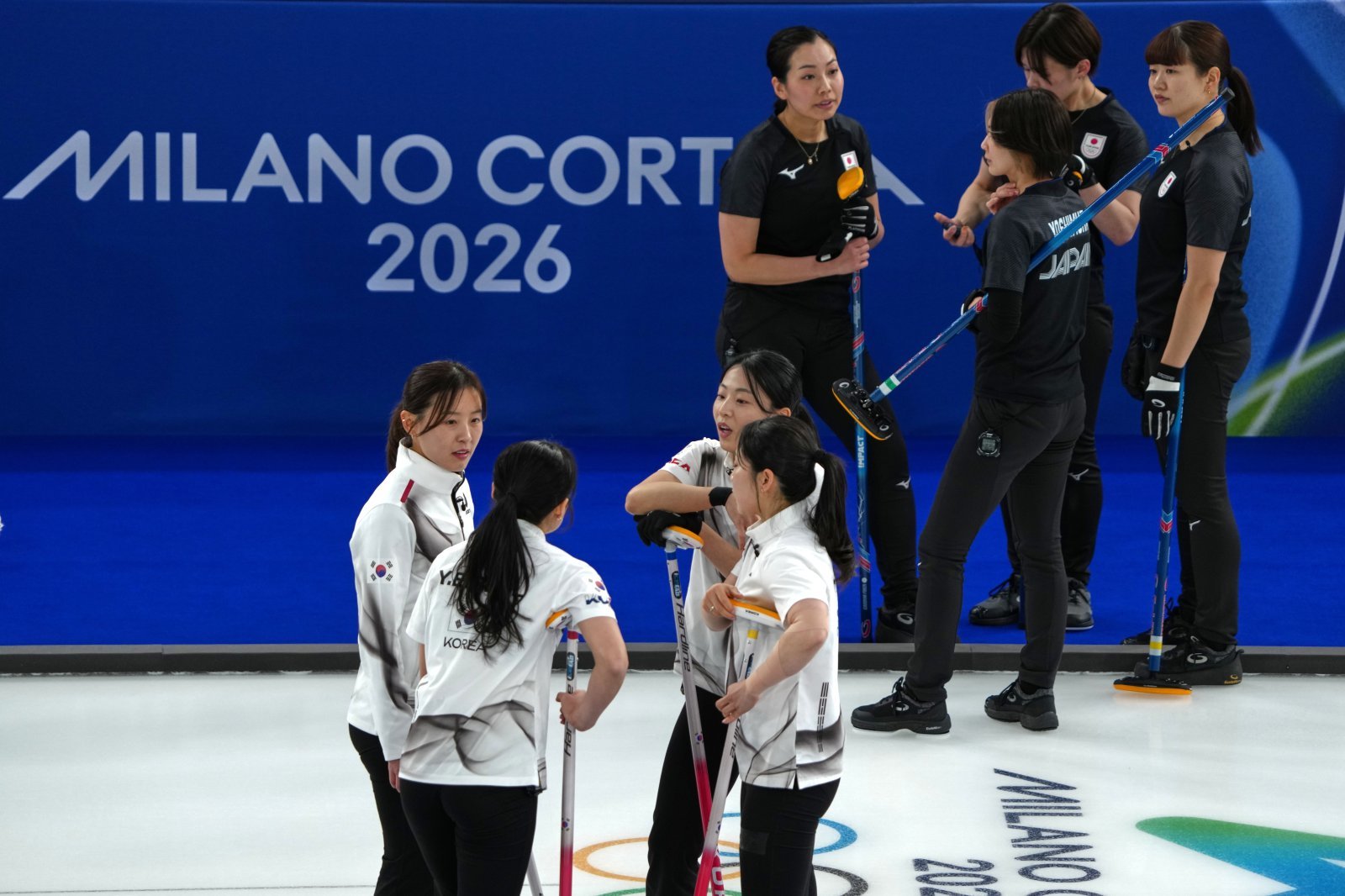 한국 여자 컬링 대표팀(경기도청)이 14일(현지 시간) 이탈리아 코르티나담페초의 코르티나 컬링 올림픽 스타디움에서 열린 2026 밀라노·코르티나 동계올림픽 컬링 라운드로빈 5차전에서 일본과 경기하고 있다. 2026.02.15 [코르티나담페초=AP/뉴시스]