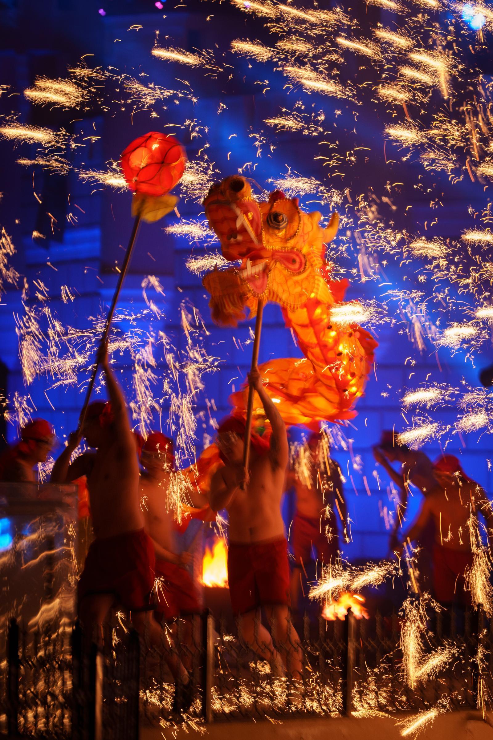 14일 중국 베이징에서 연기자들이 ‘화룡강철화(Fire Dragon Steel Flowers)’ 공연을 펼치고 있습니다. 용춤과 쇳물을 공중에 뿌려 불꽃을 만드는 전통 공연으로 중국의 무형 문화유산입니다. 공연자들은 약 1,600°C의 고온으로 녹인 쇳물을 허공에 타격하여 마치 화려한 꽃이 피어나는 듯한 불꽃 쇼를 연출합니다.