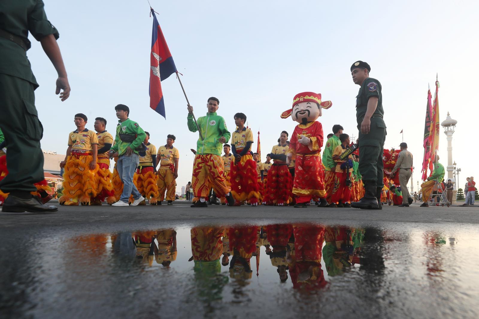 16일 캄보디아의 수도 프놈펜 왕궁 앞에서 설맞이 퍼레이드가 펼쳐지고 있습니다.