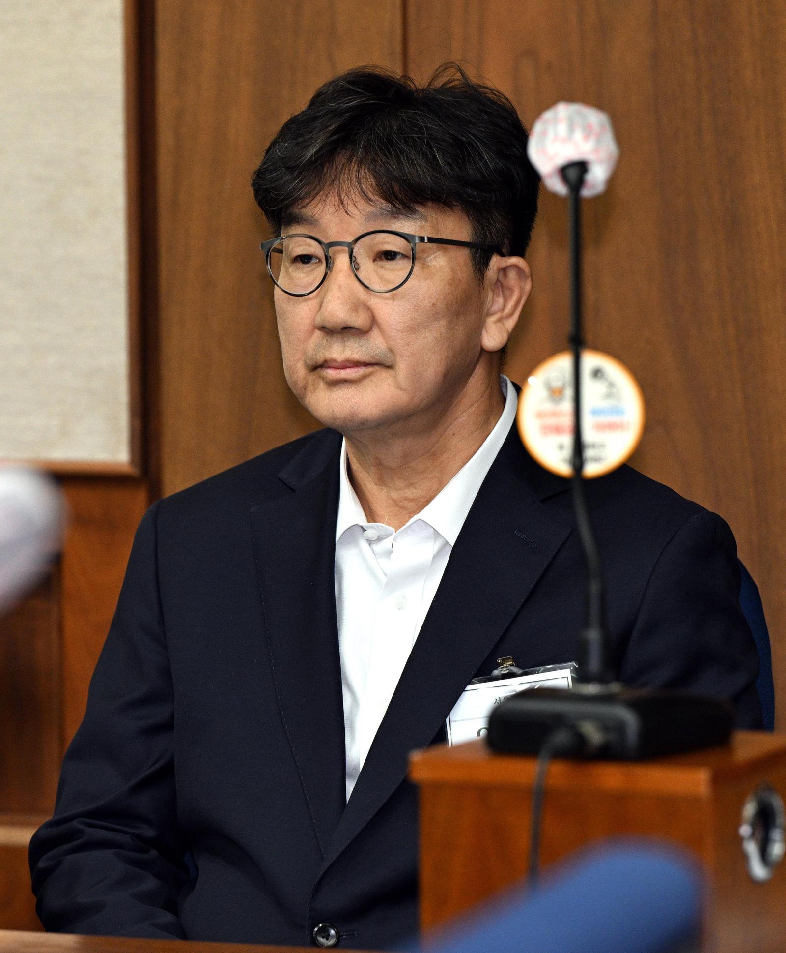 [서울=뉴시스] 권성동 국민의힘 의원이 3일 서울 서초동 서울중앙지법에서 통일교로부터 불법 정치자금을 수수한 혐의 사건 1차 공판에 출석하고 있다. 2025.11.03.