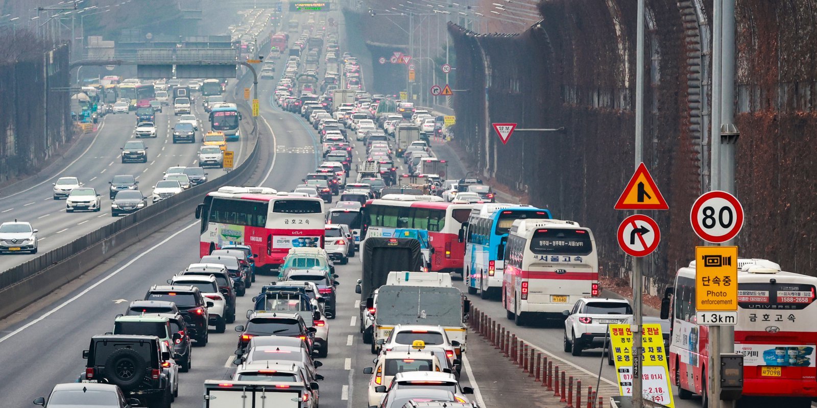 서울 서초구 잠원IC 인근 경부고속도로 하행선이 정체를 빚고 있다. ⓒ 뉴스1