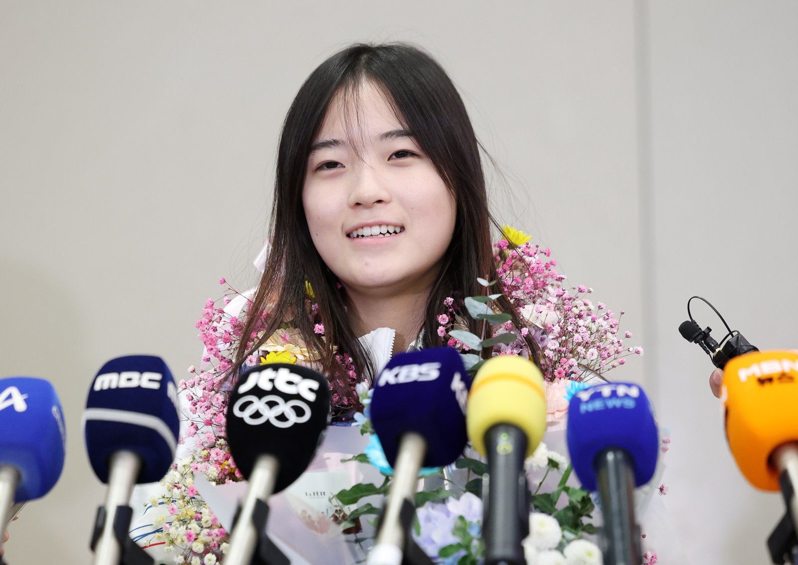 2026 밀라노·코르티나담페초 동계올림픽 스노보드 여자 하프파이프에서 금메달을 차지한 최가온이 16일 인천국제공항 2터미널을 통해 귀국해 취재진 질문에 답하고 있다. 2026.2.16 ⓒ 뉴스1