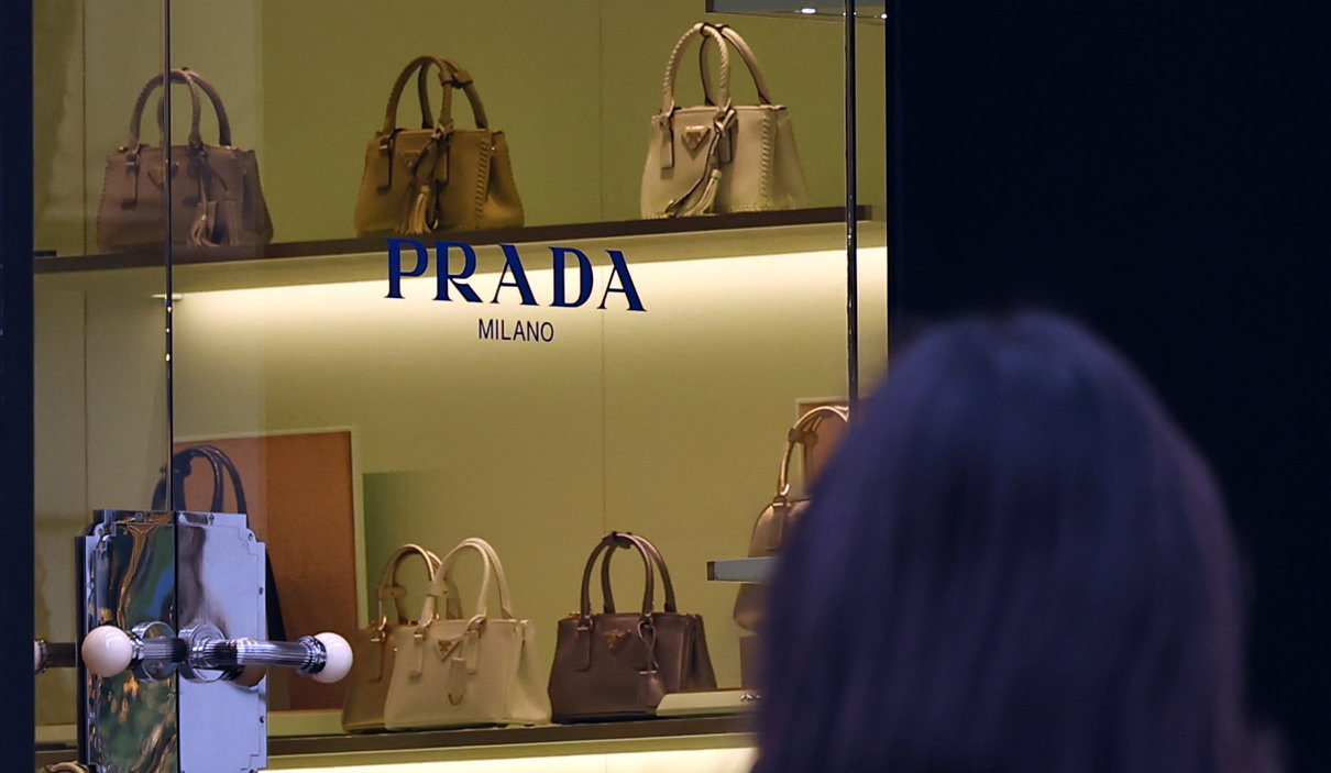 24일 업계에 따르면 이탈리아 명품브랜드 프라다가 이번 주 국내에서 제품 가격을 인상할 것으로 알려졌다.  프라다는 오는 27일 국내에서 일부 제품의 가격을 올린다. 국내에서 가격 인상을 단행하는 건 이번이 세 번째다.앞서 프라다는 지난 2월과 7월 각각 평균 6% 규모의 가격 인상을 단행한 바 있다.   사진은 이날 서울 프라다 매장의 모습. 2025.11.24 [서울=뉴시스]