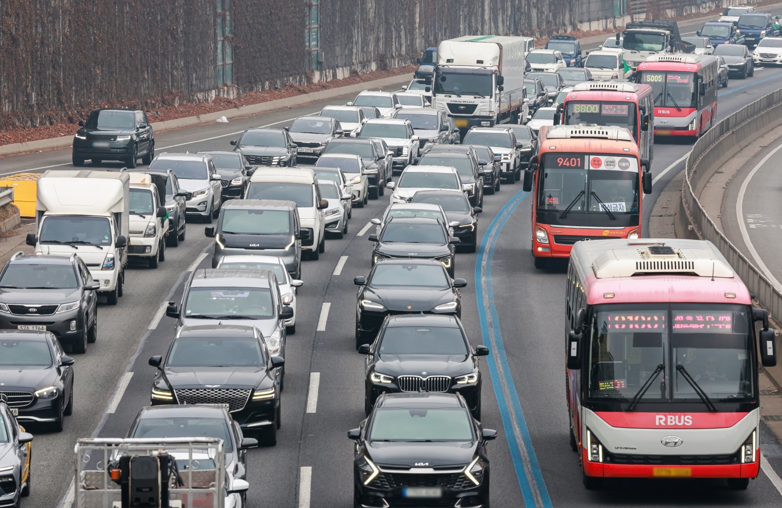 설 연휴를 하루 앞둔 13일 서울 서초구 잠원IC 인근 경부고속도로 하행선이 정체를 빚고 있다. 2026.2.13 ⓒ 뉴스1