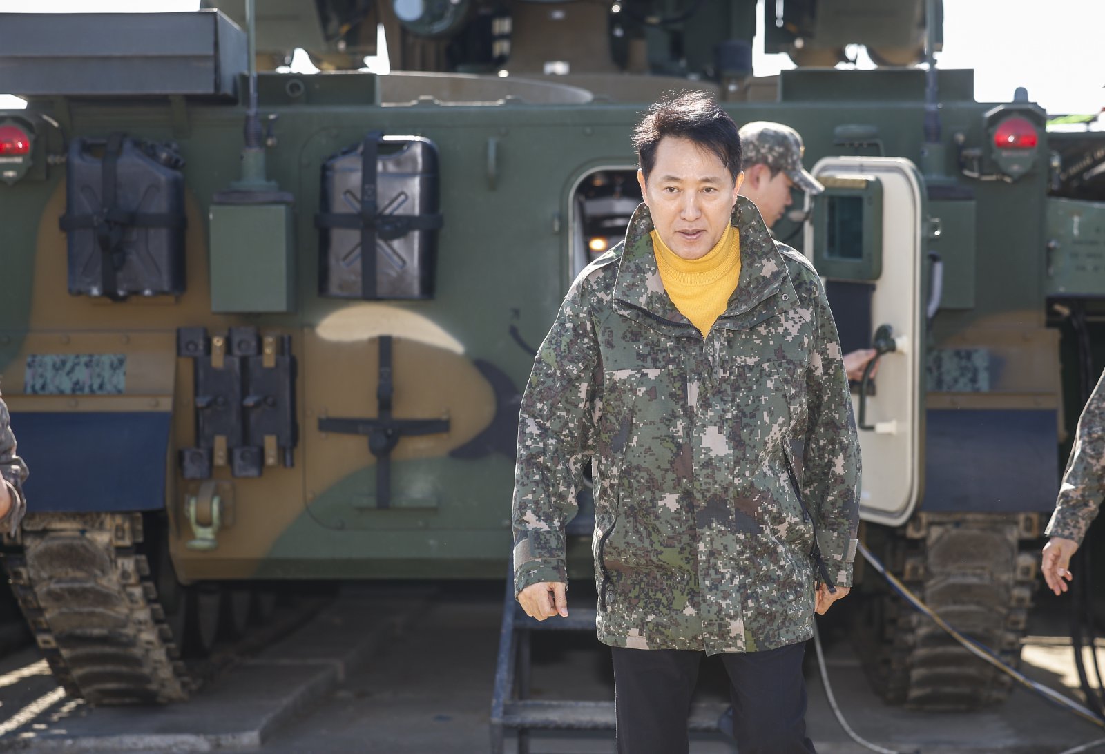 오세훈 서울시장이 16일 설 명절을 맞아 서울 1방공여단 방공진지를 찾아 부대를 둘러보고 있다. 2026.02.16 [서울=뉴시스]