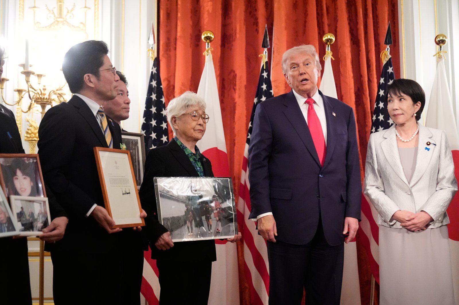 [도쿄=AP/뉴시스]도널드 트럼프(오른쪽에서 두번째) 미국 대통령과 다카이치 사나에(오른쪽) 일본 총리가 지난해 10월 28일 도쿄 아카사카 영빈관에서 북한 납치 피해자 가족들과 면담하고 있다. 가족들은 납치된 피해자의 사진을 들고 있다. 2026.02.16.