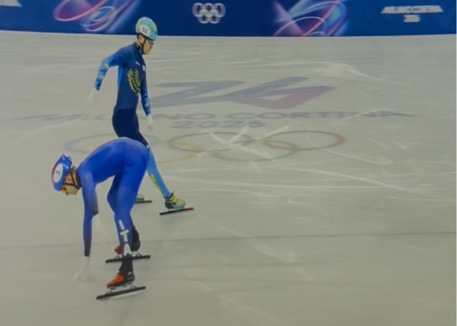 마지막 코너에서 다른 선수들이 뒤엉켜 넘어지면서 이를 피하며 결승선을 뒤로 통과하고 있는 이탈리아의 피트로 시겔(왼쪽). 밀라노=임보미 기자 bom@donga.com