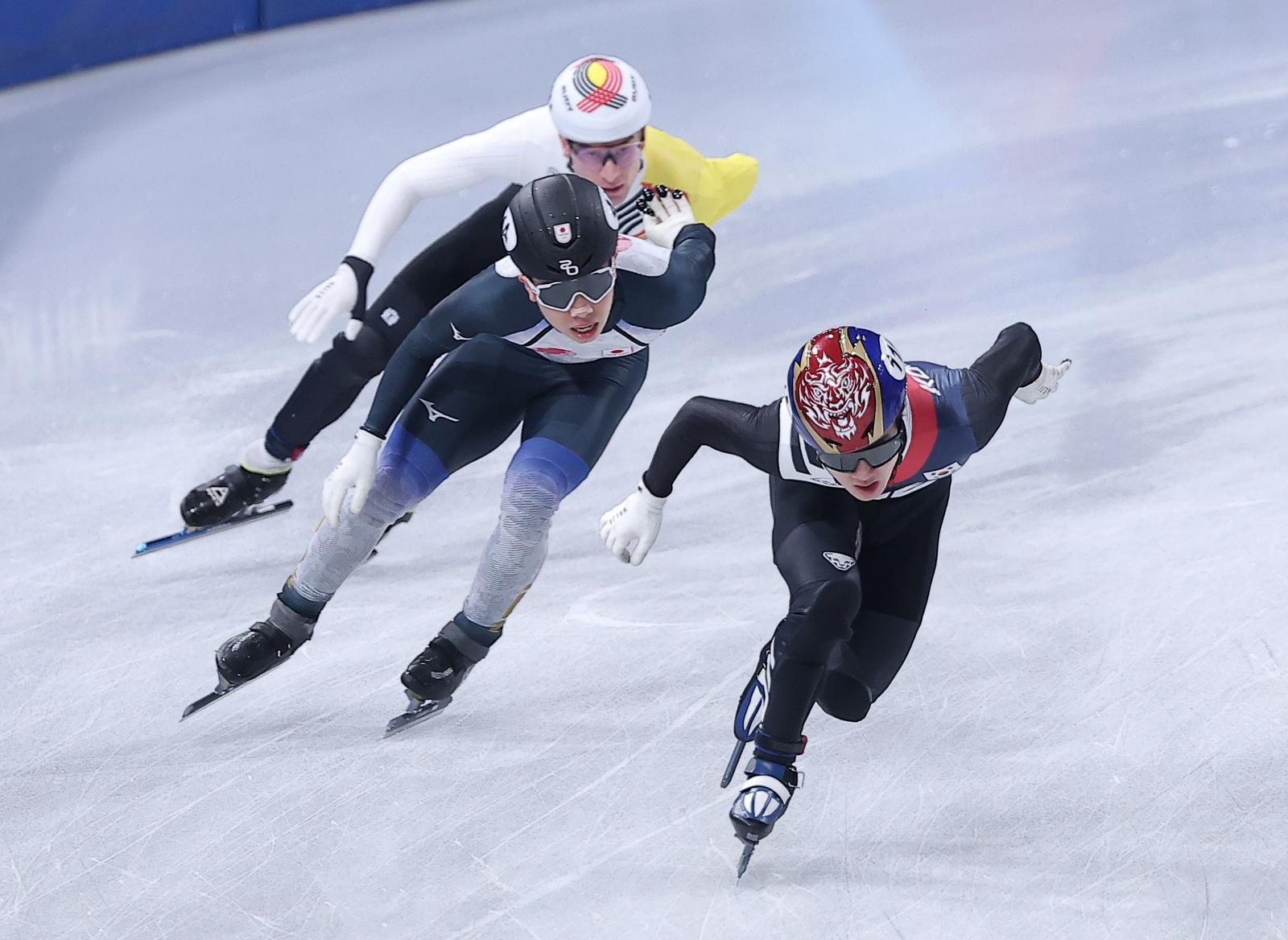 인코스에서 추월하고 있는 이정민. 밀라노=뉴스1