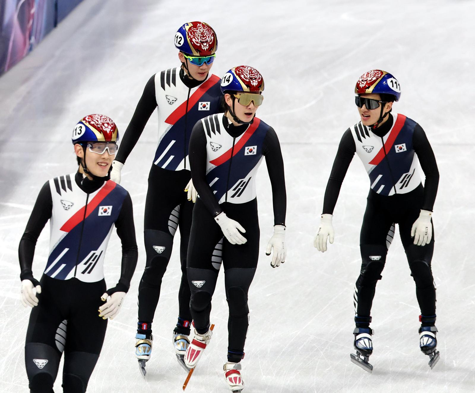 준결선 2조 1위로 결선 진출을 확정지은 한국 남자 계주 5000m 대표팀. 왼쪽부터 임종언-이준서-신동민-이정민. 밀라노=뉴시스
