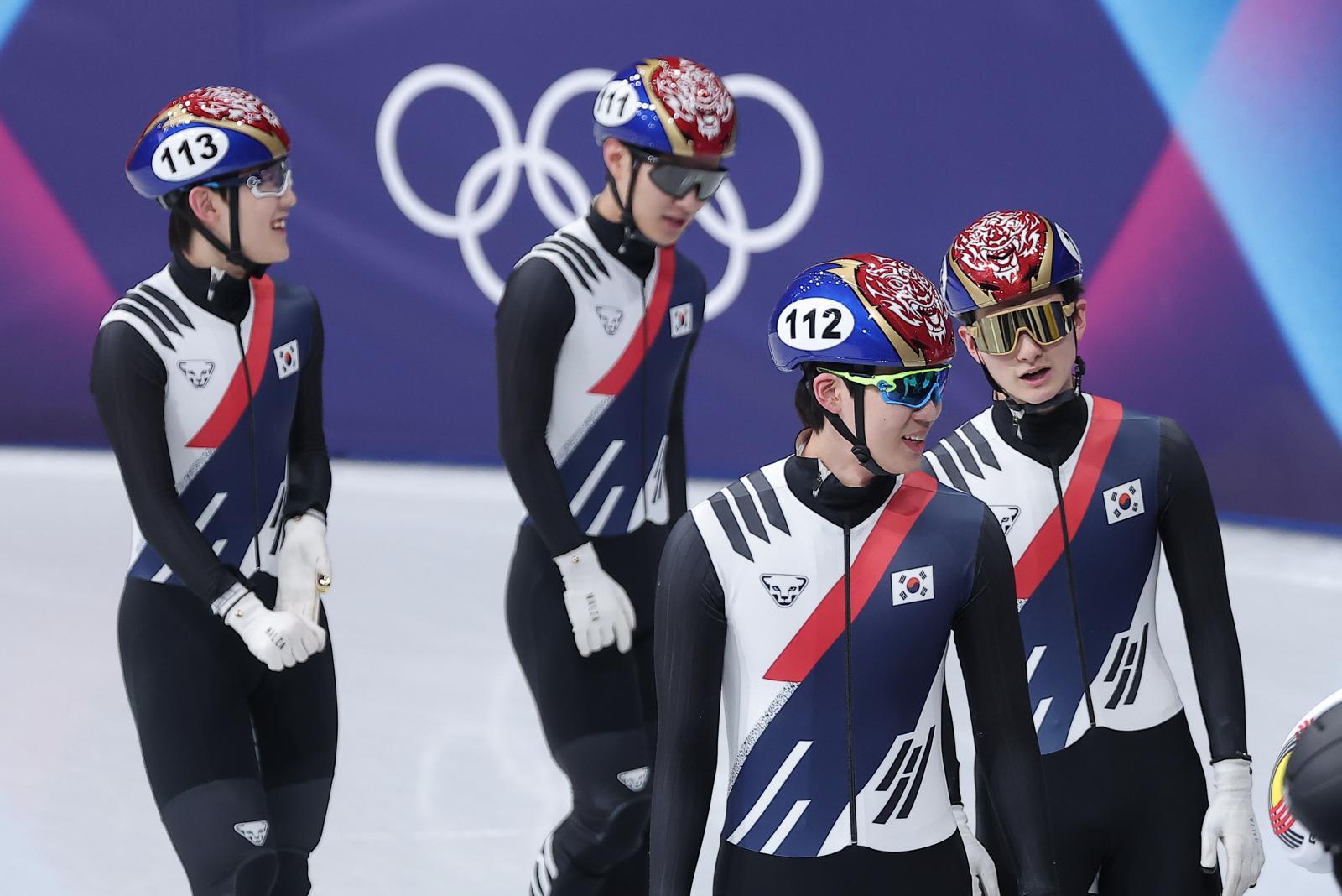 쇼트트랙 임종언, 이정민, 이준서, 신동민(왼쪽부터)이 16일 이탈리아 밀라노 아이스스케이팅 아레나에서 열린 2026 밀라노-코르티나담페초 겨울올림픽 쇼트트랙 남자 5000m 계주 준결승에서 2조 1위로 결승행을 확정 지은 뒤 기뻐하고 있다. 밀라노=뉴스1