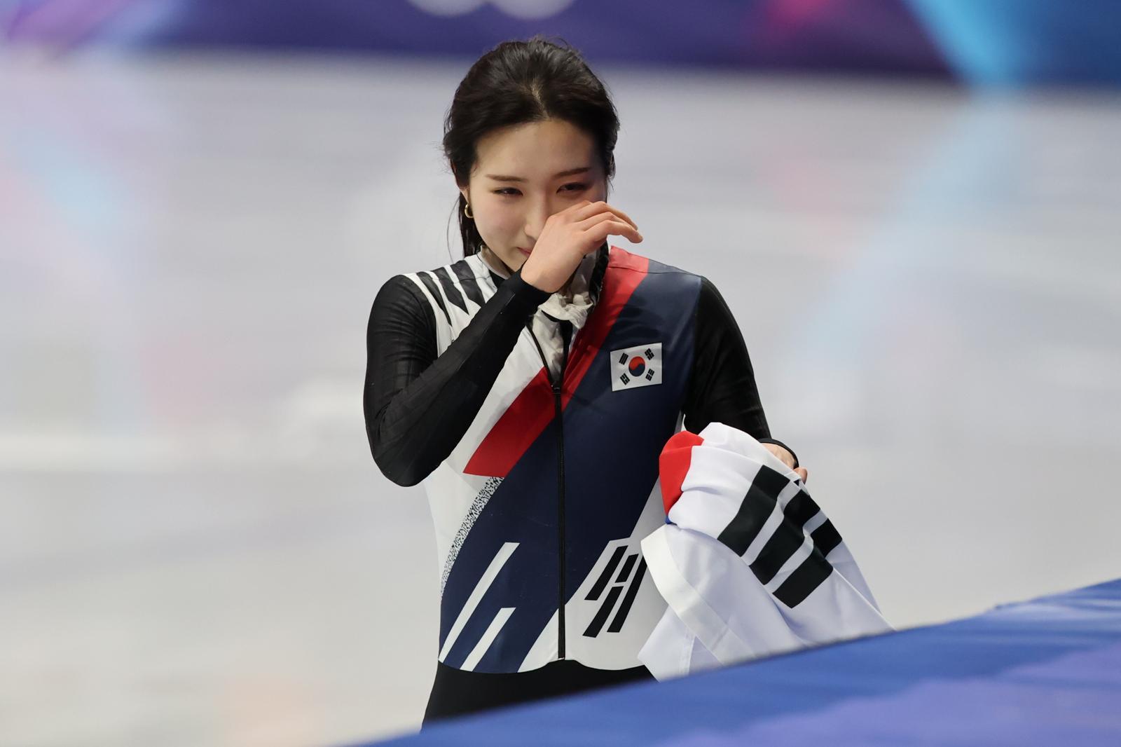 김길리가 16일(현지시간) 이탈리아 밀라노 아이스스케이팅 아레나에서 열린 2026 밀라노·코르티나담페초 동계올림픽 쇼트트랙 여자 1000m 결승에서 동메달을 확정 지은 뒤 눈물을 흘리고 있다. 2026.2.16 (밀라노=뉴스1)