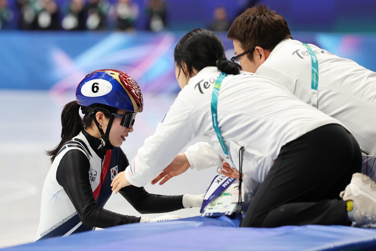 쇼트트랙 김길리가 16일(현지시간) 이탈리아 밀라노 아이스스케이팅 아레나에서 열린 2026 밀라노·코르티나담페초 동계올림픽 쇼트트랙 여자 1000m 결승에서 동메달을 확정 지은 뒤 코치진과 기뻐하고 있다. 2026.2.16 (밀라노=뉴스1)