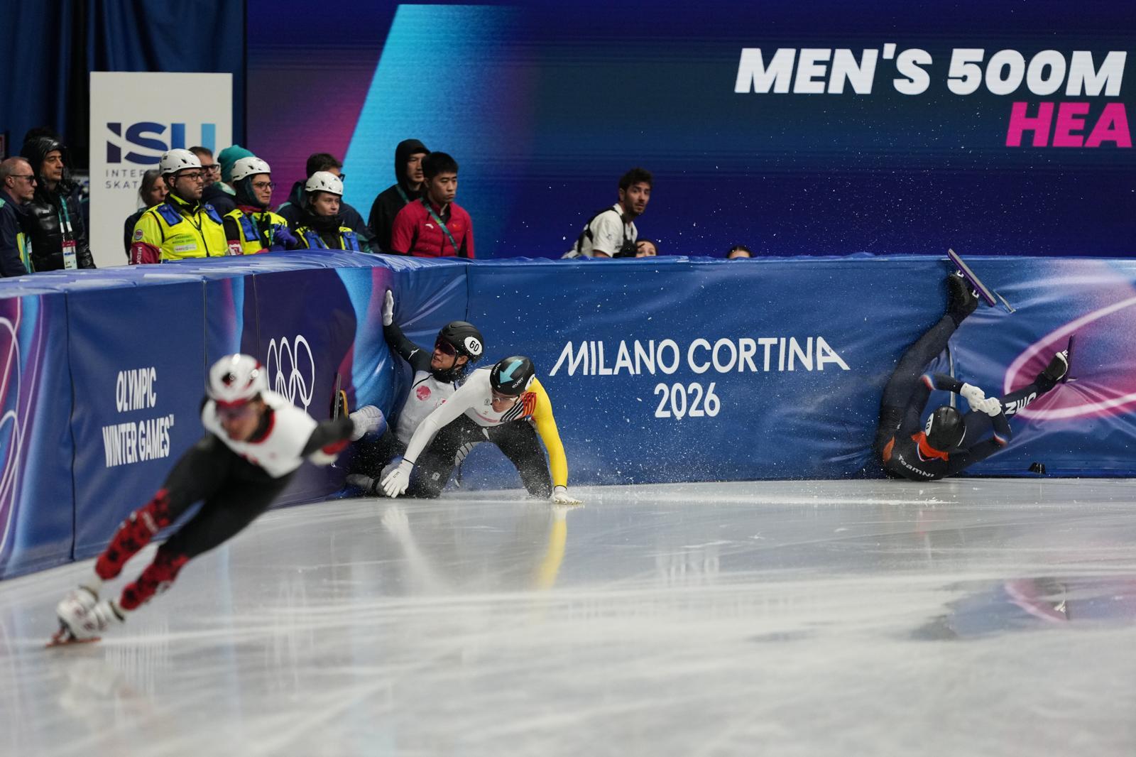 윌리엄 단지누가 500m 예선에서 함께 출발한 나머지 선수가 모두 넘어진 뒤 홀로 살아남아 레이스를 이어가고 있다. 밀라노=AP 뉴시스