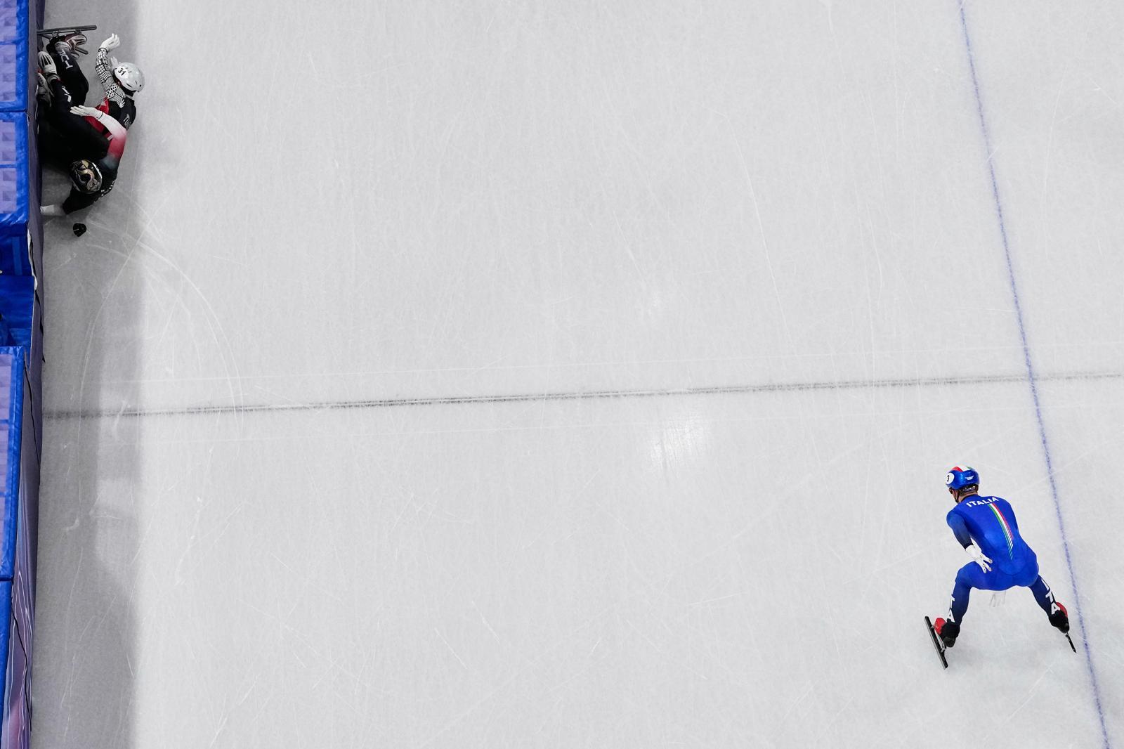 선수들이 뒤엉켜 있는 가운데 뒤로 피니시를 통과한 피트로 시겔. 밀라노=AP 뉴시스