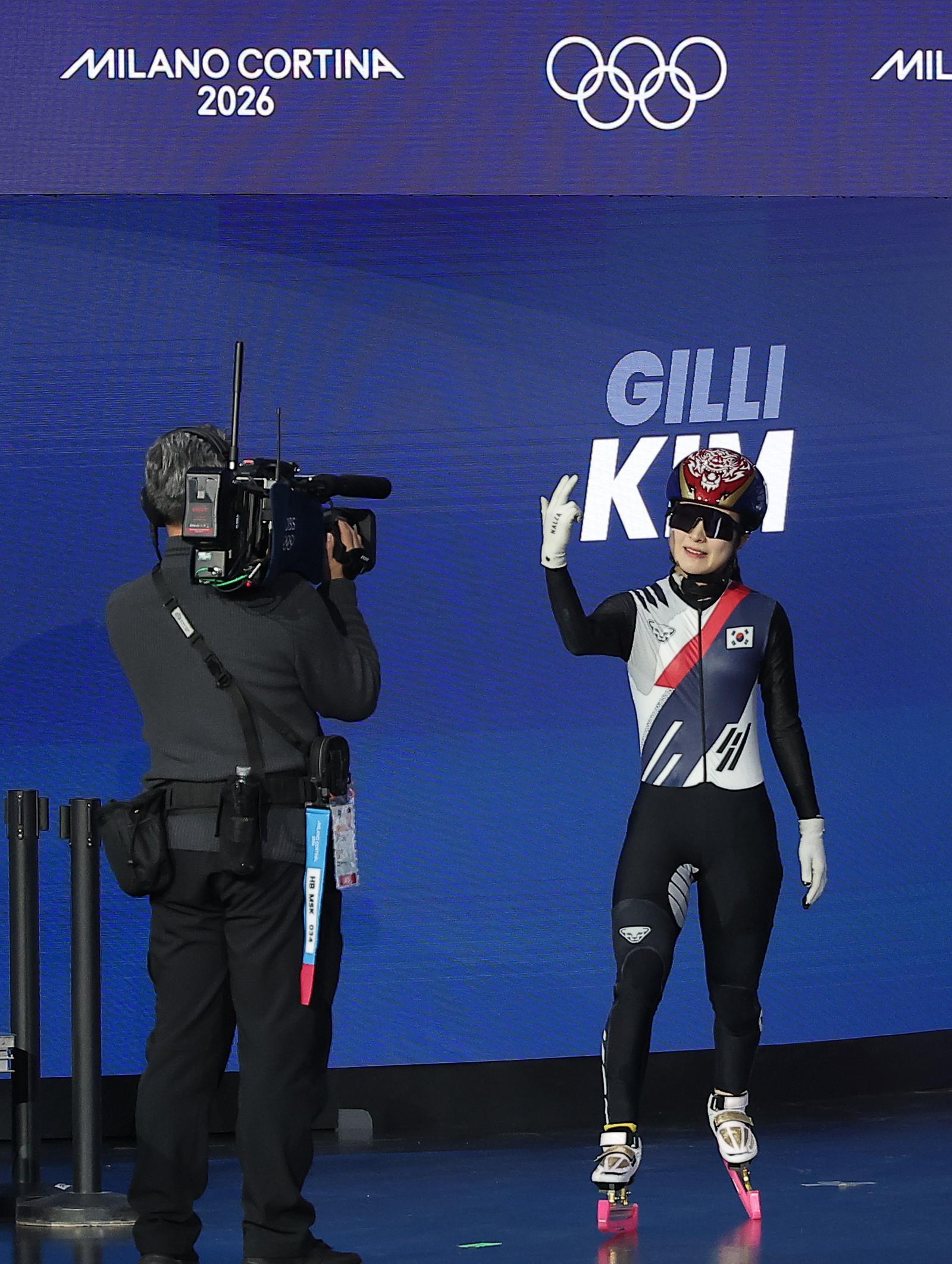 1000m 여자 결선에 나서며 자신의 세리머니를 하고 있는 김길리. 밀라노=뉴스1