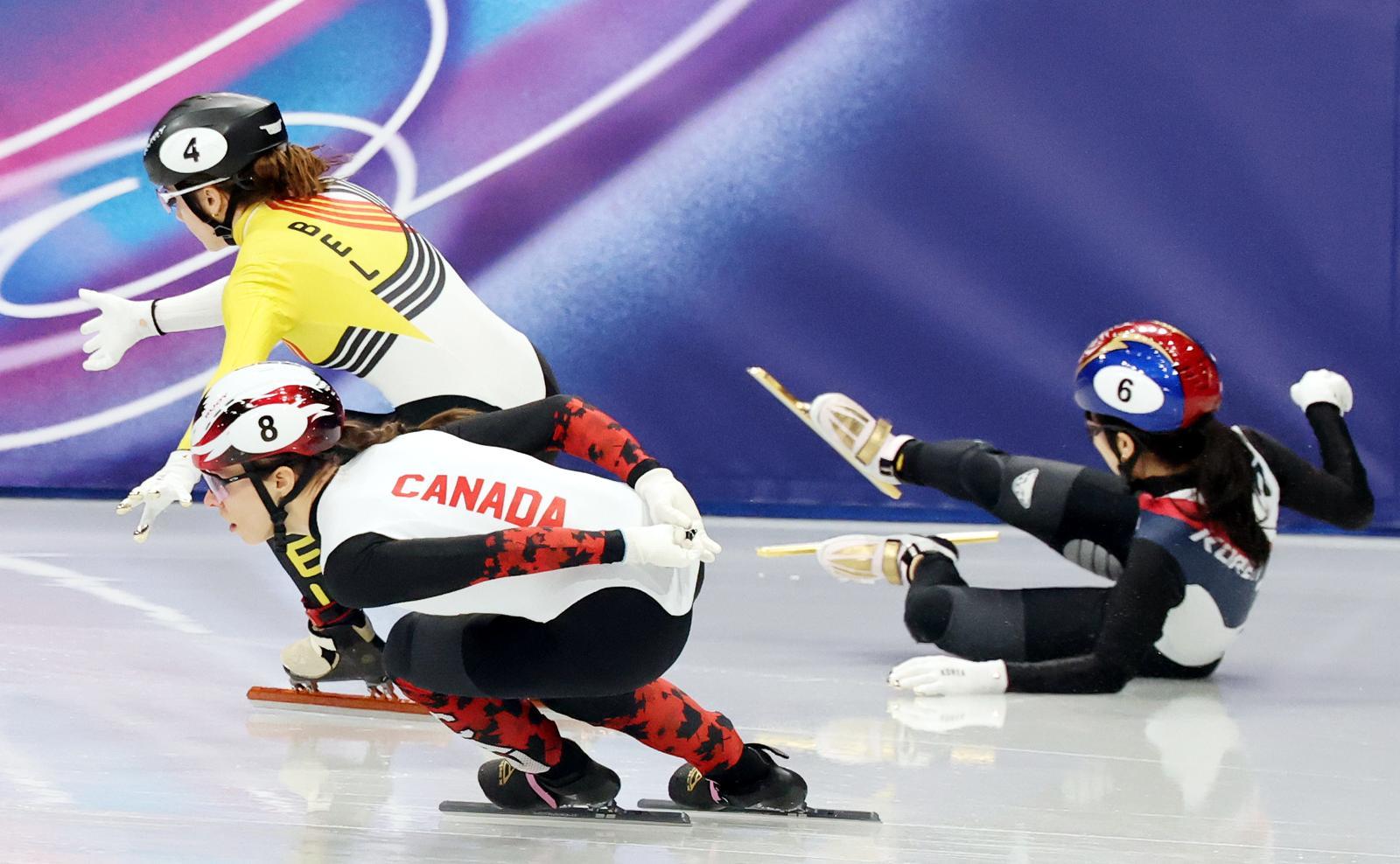 김길리가 1000m 준결선에서 하나 데스멧의 접촉으로 넘어지고 있다. 2위를 달리고 있던 김길리는 데스멧이 페널티를 받으면서 구제받아 파이널 A에 올랐다. 밀라노=뉴시스