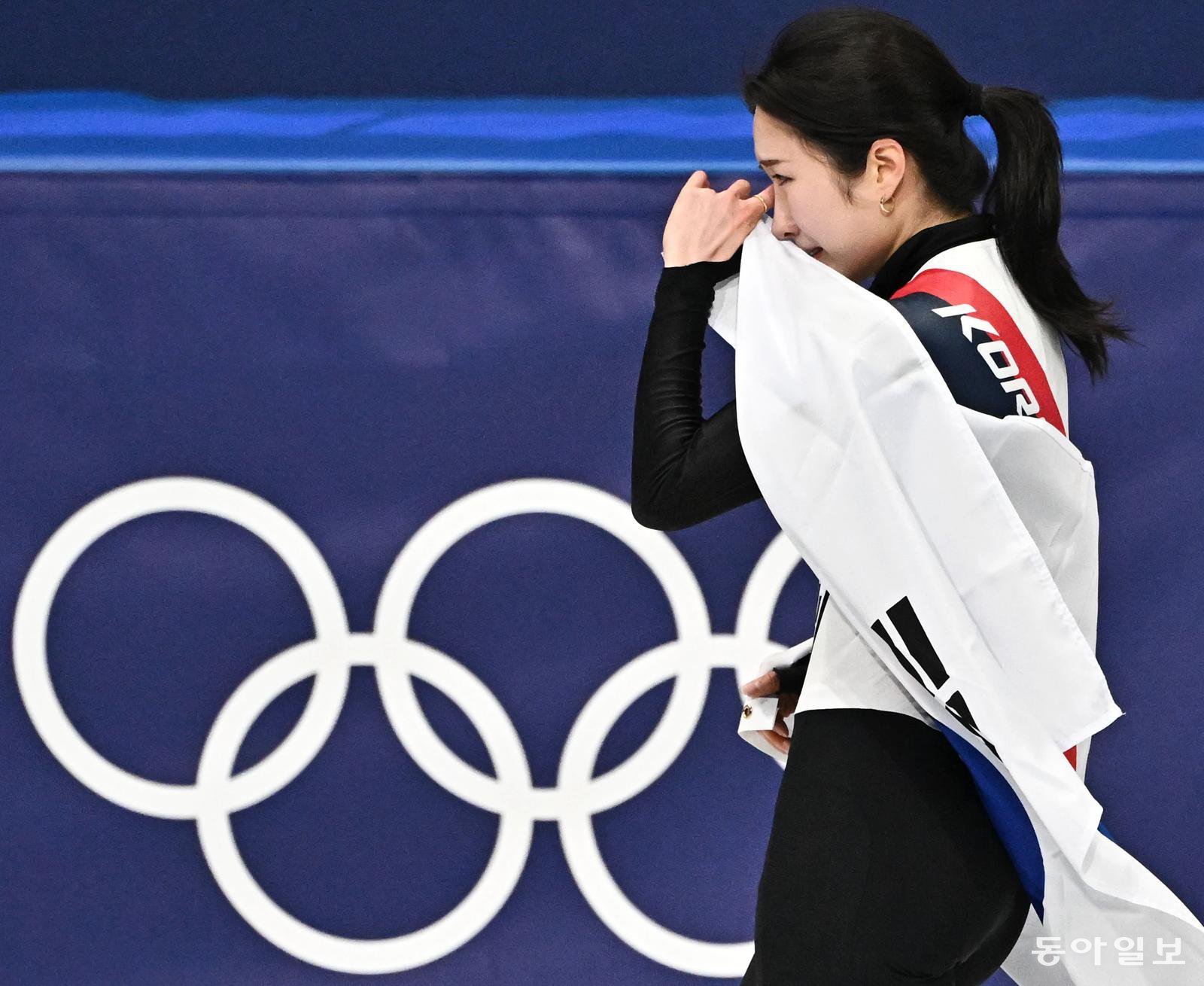 16일 이탈리아 밀라노 스피드스케이팅 아레나에서 열린 밀라노동계올림픽 쇼트트랙 여자 1000m 결승전에서 동메달 차지한 김길리 선수가 태극기를 두르고 한국응원단에게 인사를 하면서 눈물을 흘리고 있다. 전영한 기자 scoopjyh@donga.com