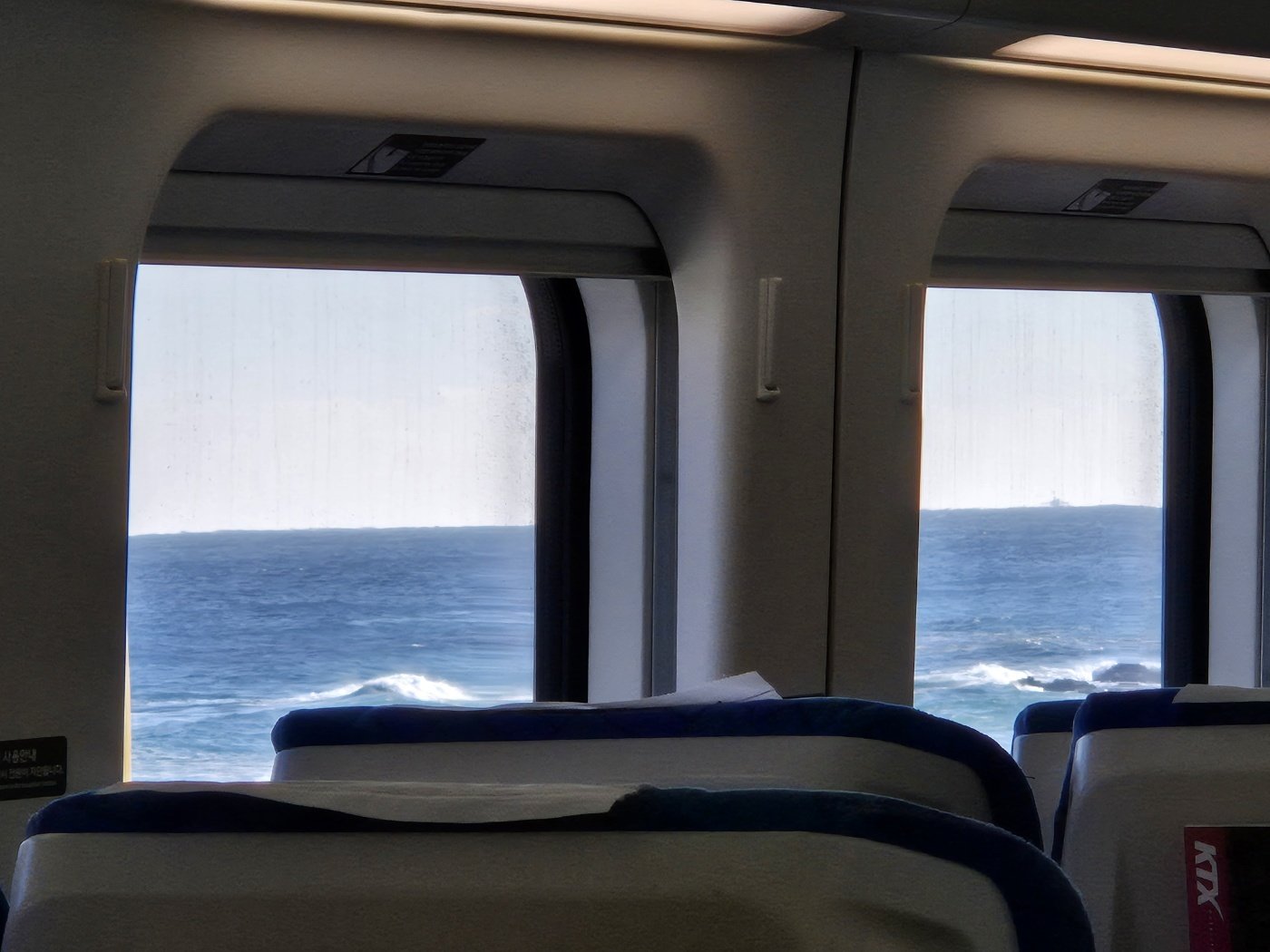 동해선 KTX-이음 열차 객실 창문 너머로 동해의 파도와 수평선이 한눈에 들어오고 있다. 뉴스1