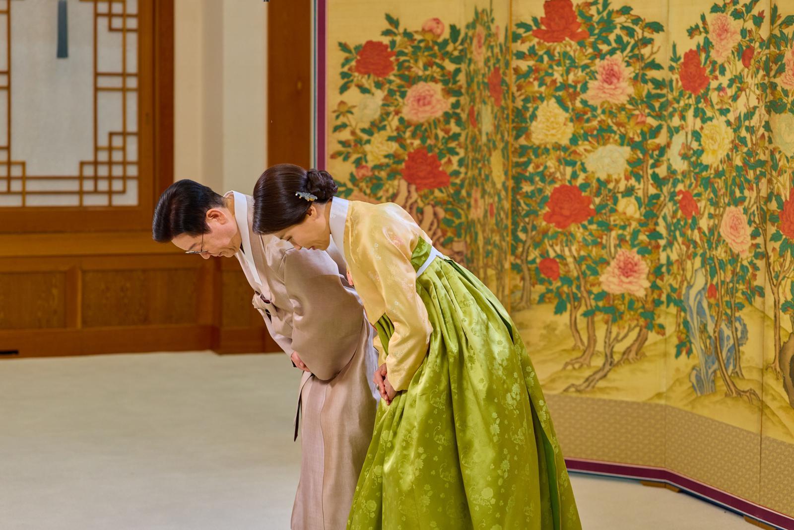 이재명 대통령과 김혜경 여사가 청와대에서 병오년 설 명절 인사를 하고 있다. 청와대 제공