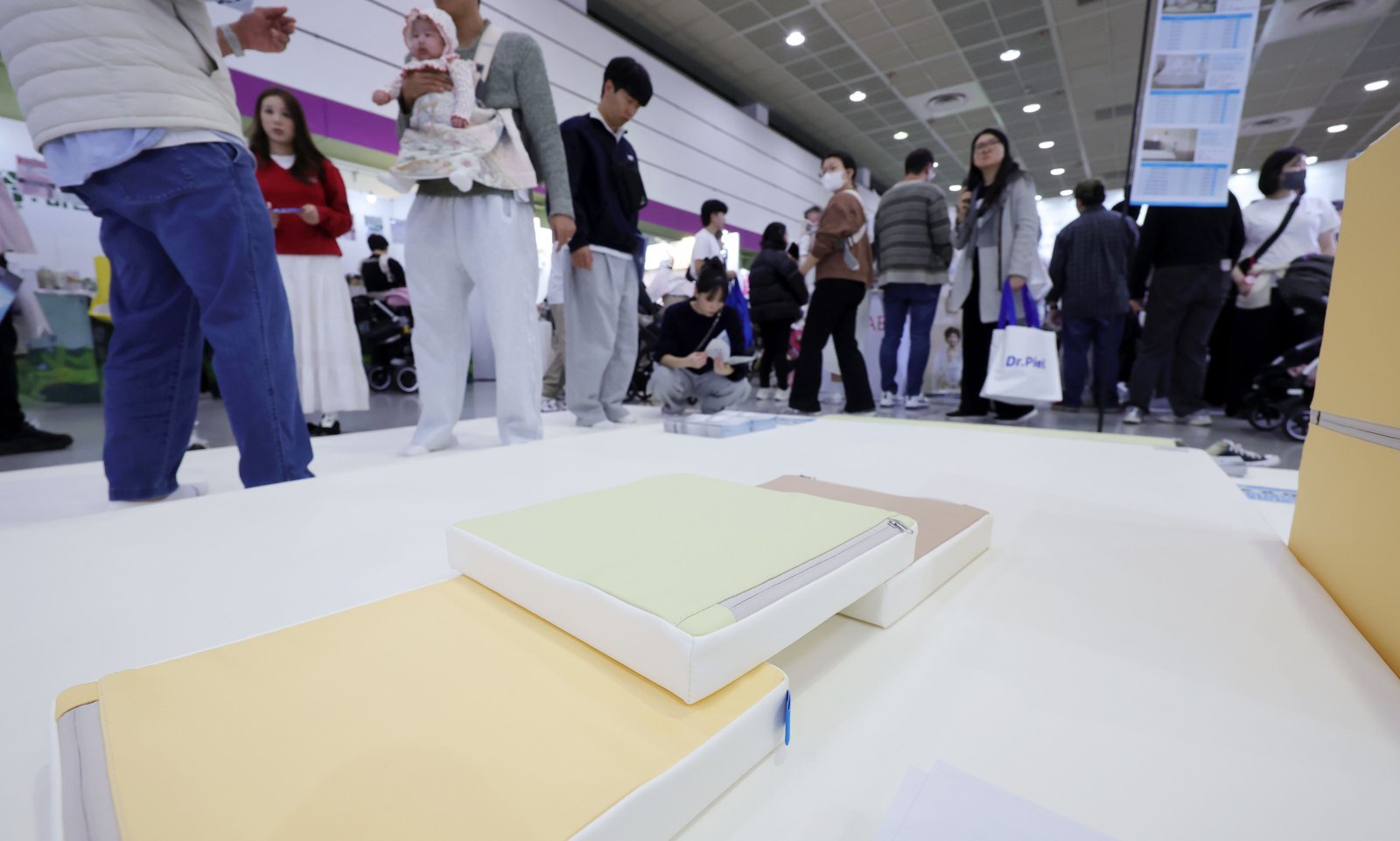 6일 서울 강남구 코엑스에서 열린 코베 베이비페어를 찾은 관람객들이 유아 매트를 살펴보고 있다. 2025.11.06. 서율=뉴시스