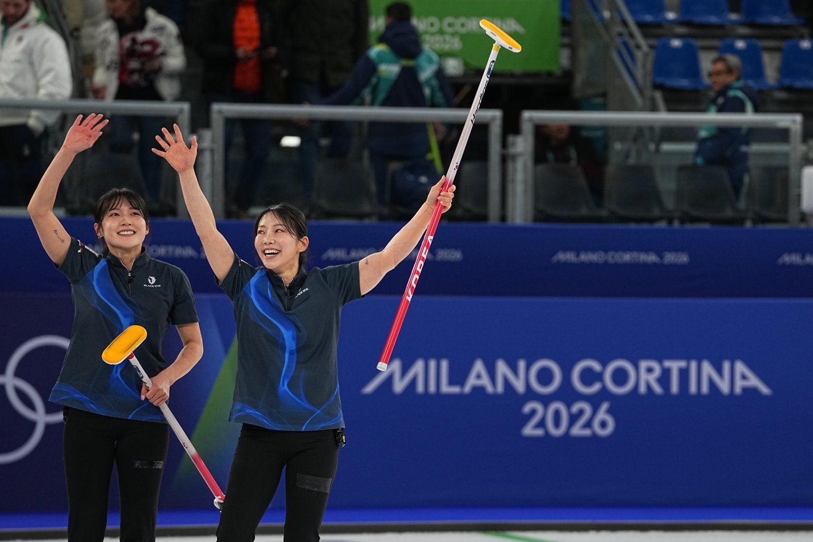 한국 여자 컬링 대표팀 설예은과 김수지가 16일(현지 시간) 이탈리아 코르티나담페초의 코르티나 컬링 올림픽 스타디움에서 열린 2026 밀라노·코르티나 동계올림픽 컬링 라운드로빈 6차전에서 중국을 물리친 뒤 자축하고 있다. 한국이 10-9로 재역전승을 거두고 4승2패를 기록했다. 2026.02.17 코르티나담페초=AP/뉴시스