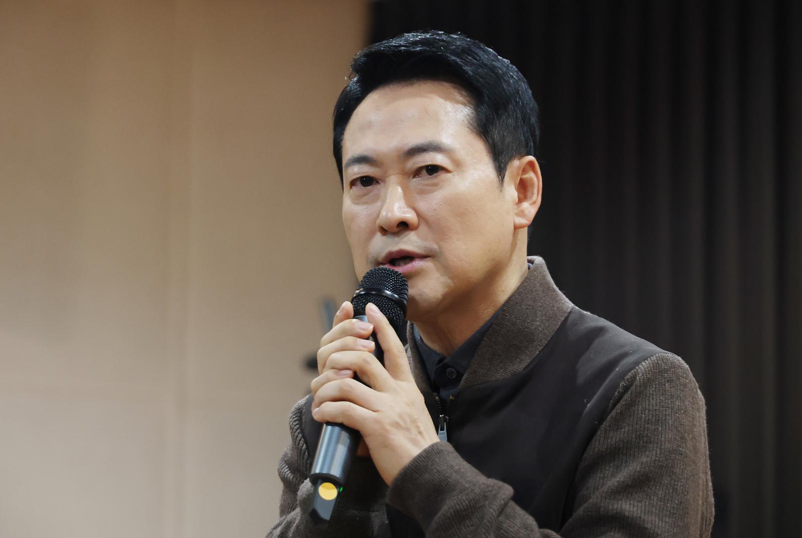 장동혁 국민의힘 대표가 지난 13일 오전 서울 중구 중림종합사회복지관에서 열린 약자와의동행위원회 설맞이 봉사활동에서 인사말을 하고 있다. 뉴스1