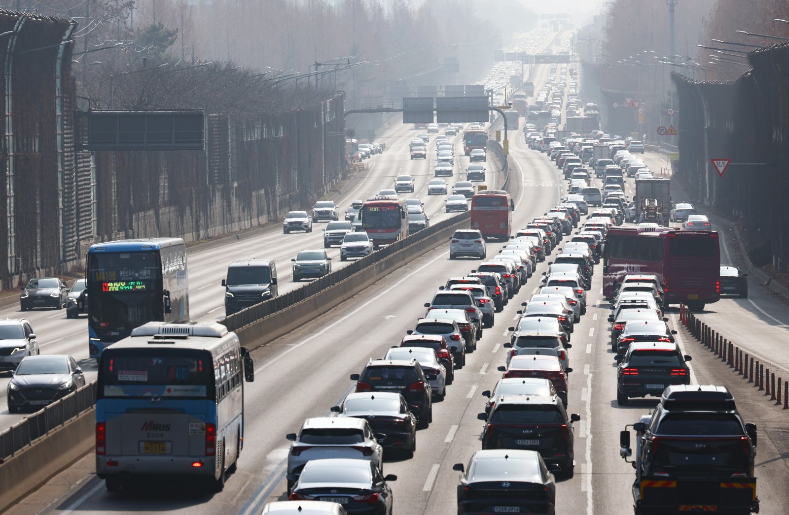 설 연휴 둘째 날인 15일 서울 서초구 잠원IC 경부고속도로 하행선이 정체를 빚고 있다.   한국도로공사는 이날 전국 고속도로 교통량은 500만대로 전망, 수도권에서 지방으로 빠져나가는 차량은 45만대, 지방에서 수도권으로 진입하는 차량은 38만대로 예상했다. 귀성 방향 고속도로는 오후 12시께 가장 혼잡하고 오후 8~9시께 정체가 해소되고 귀경 방향 고속도로는 오후 4~5시께 정체가 절정에 이른 뒤, 오후 8~9시께 정체가 해소될 것으로 예상했다. 2026.02.15 서울=뉴시스