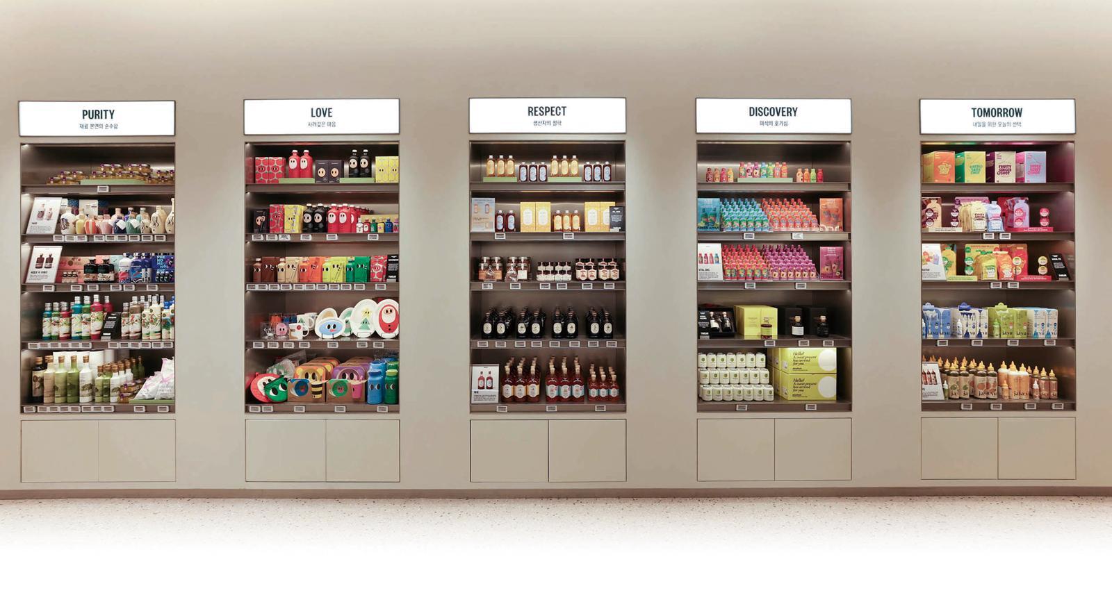 ‘하우스오브신세계 청담’ 팬트리에는 6000여 종의 식료품이 있다. ‘재료 본연의 순수함’, ‘생산자의 철학’ 등 12가지 기준에 맞춘 큐레이션을 제공한다. 신세계백화점 제공