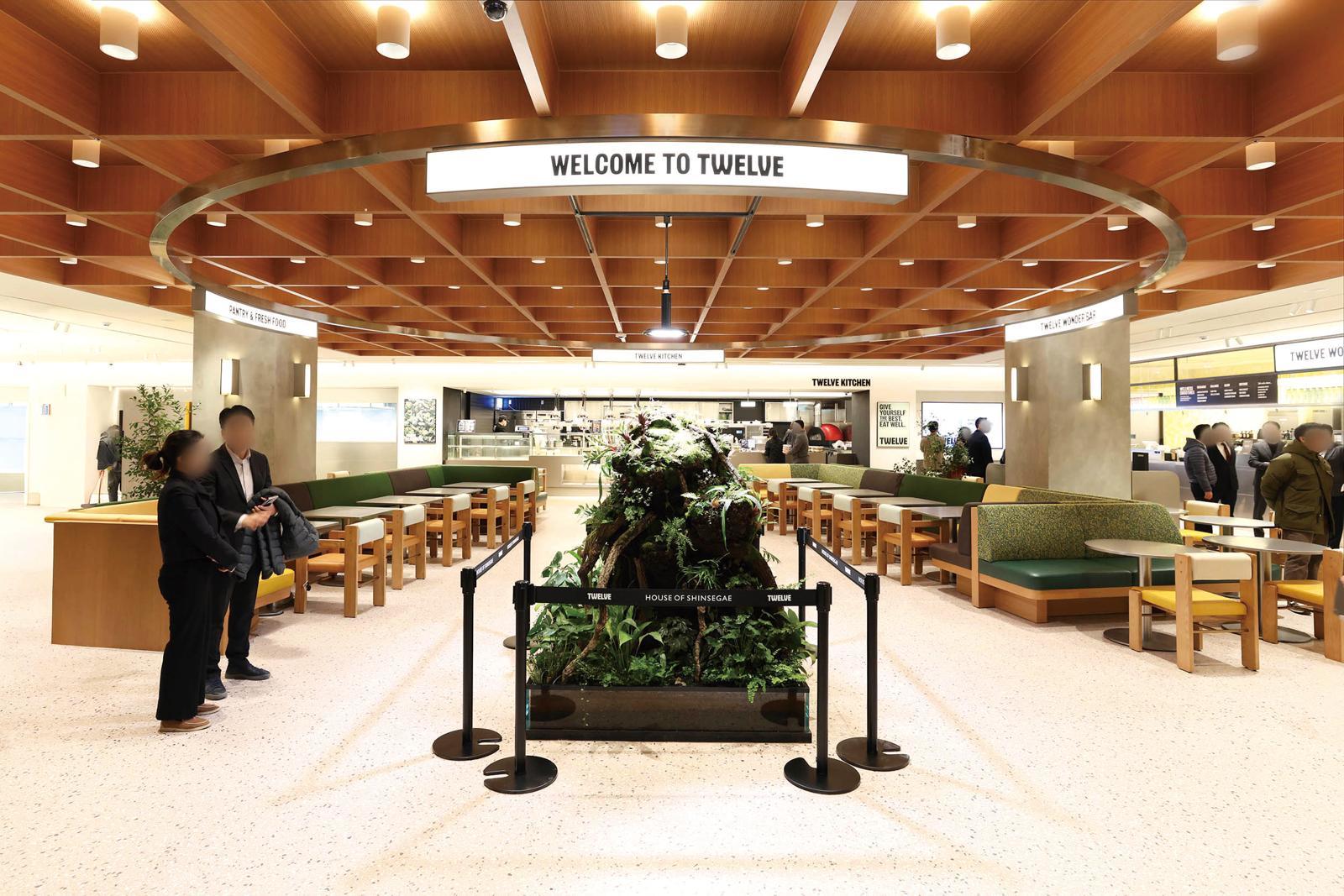 ‘하우스오브신세계 청담’의 식품관 ‘트웰브’. 입구에 테이블과 좌석을 배치해 라운지처럼 머물 수 있다. 신세계백화점 제공