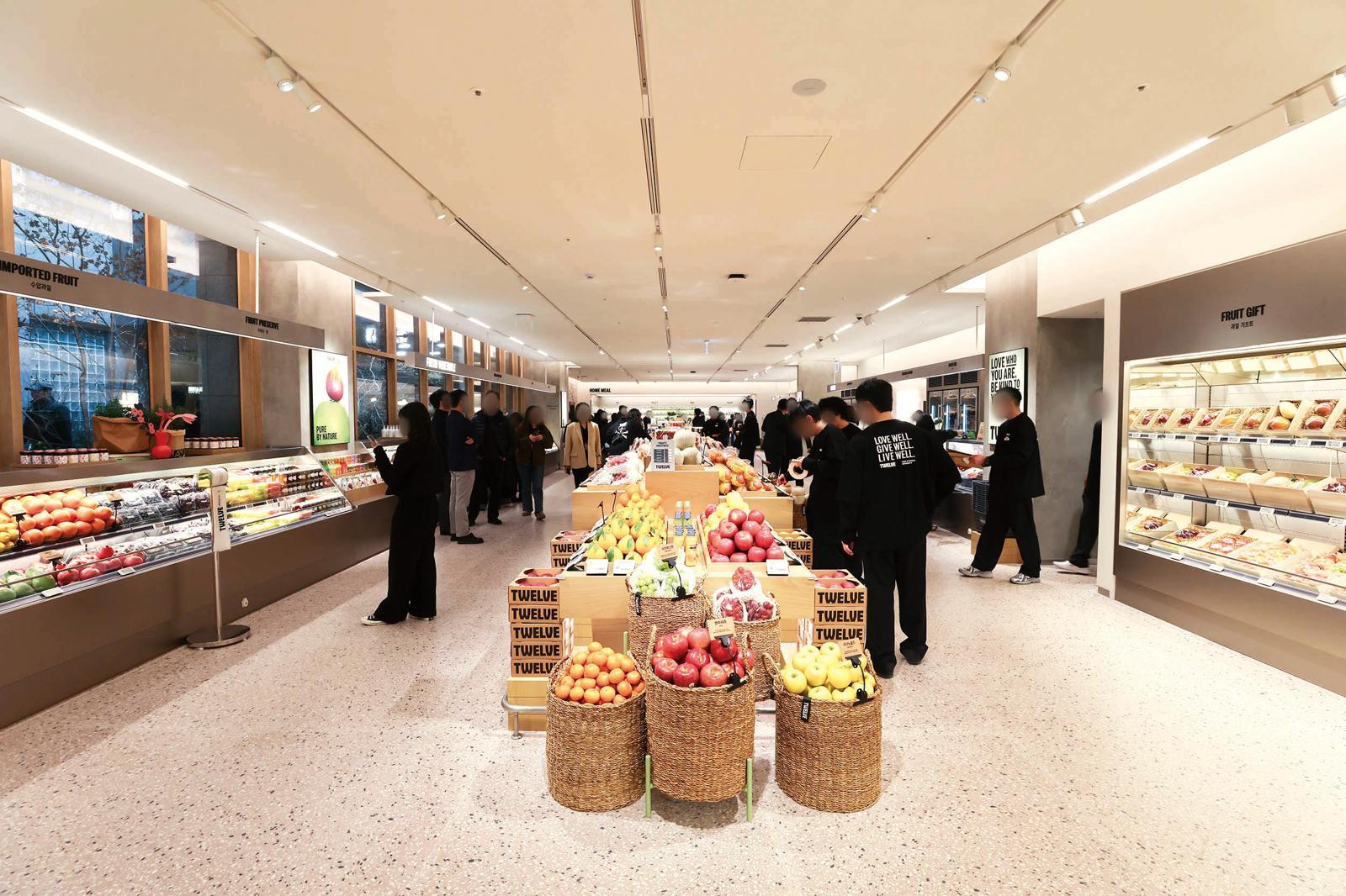 상품의 색감과 질감을 살리고 제철 식재료를 큐레이션하는 등 패션 편집숍처럼 구성했다. 신세계백화점 제공