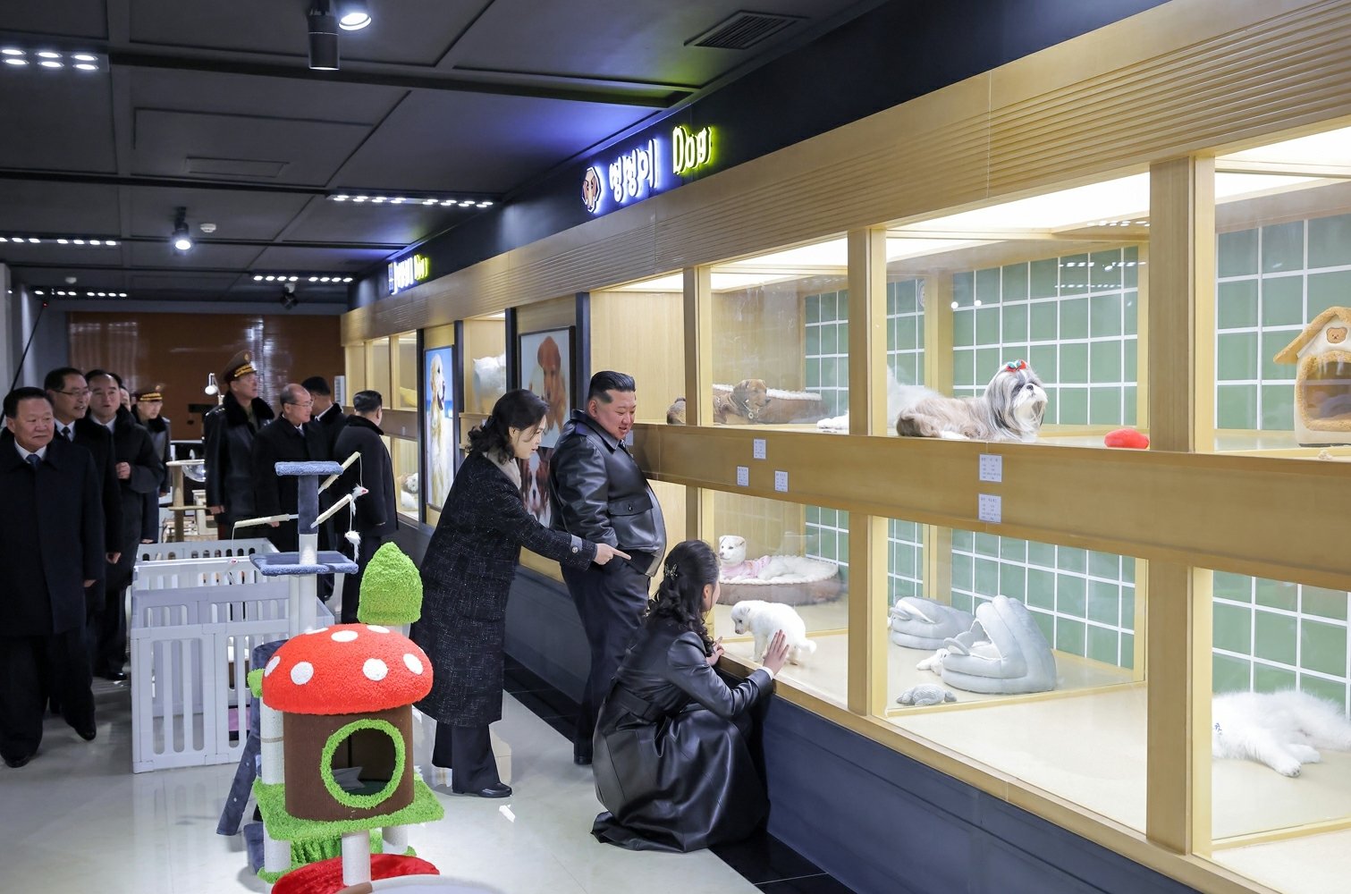 북한 노동당 기관지 노동신문은 17일 “기념비적인 수도건설 5개년 계획을 결속짓는 화성지구 4단계 1만 세대 살림집 준공식이 우리 국가의 경사스러운 명절인 2월 16일에 성대히 진행되였다＂고 보도했다. 내부 펫숍을 둘러보는 김정은 노동당 총비서 옆에 딸 주애와 리설주 여사가 함께 있는 모습. 평양 노동신문=뉴스1