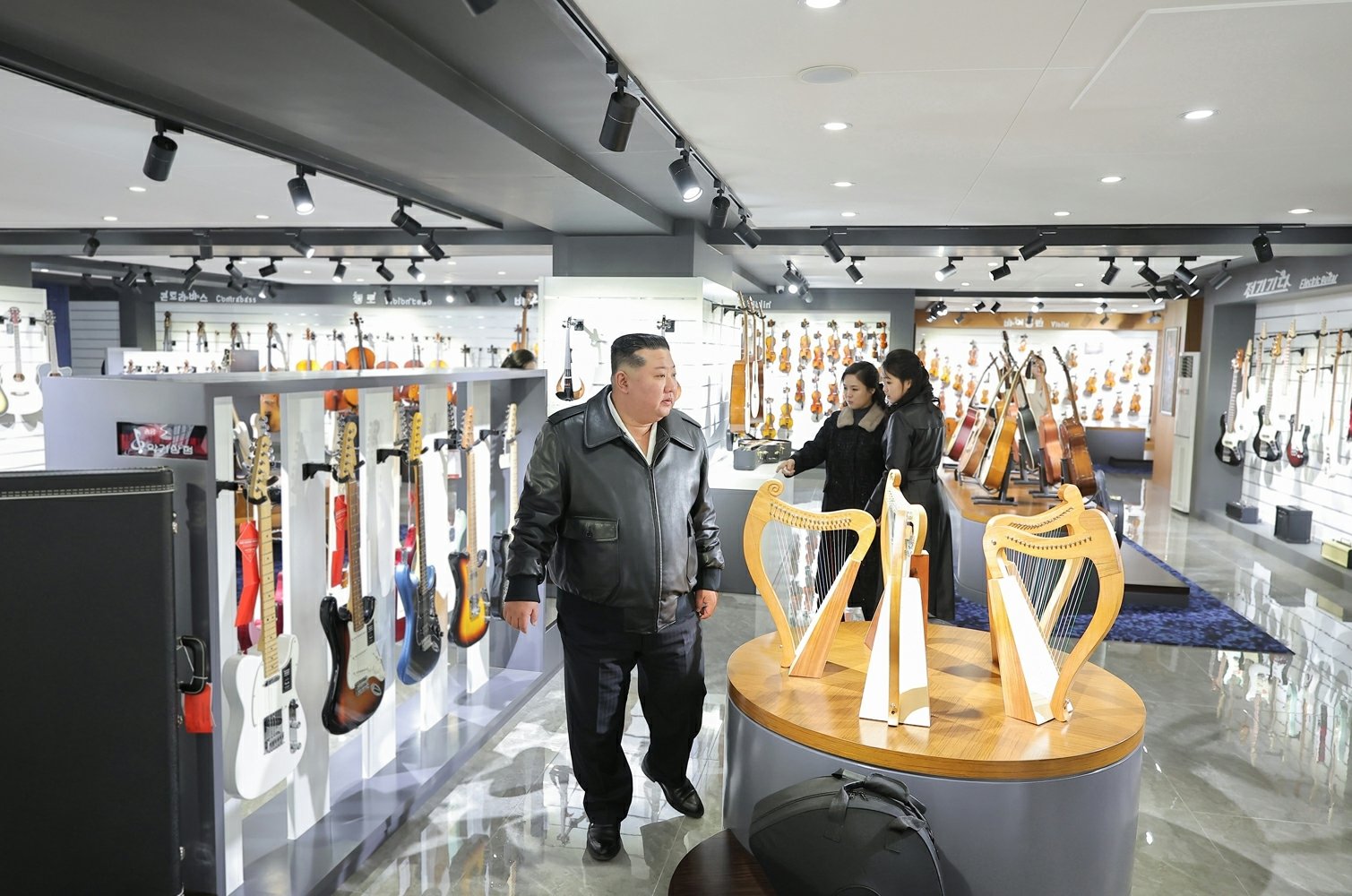 북한 노동당 기관지 노동신문은 17일 “기념비적인 수도건설 5개년 계획을 결속짓는 화성지구 4단계 1만 세대 살림집 준공식이 우리 국가의 경사스러운 명절인 2월 16일에 성대히 진행되였다＂고 보도했다. 김정은 노동당 총비서 뒤로 보이는 딸 주애와 리설주 여사. 평양 노동신문=뉴스1