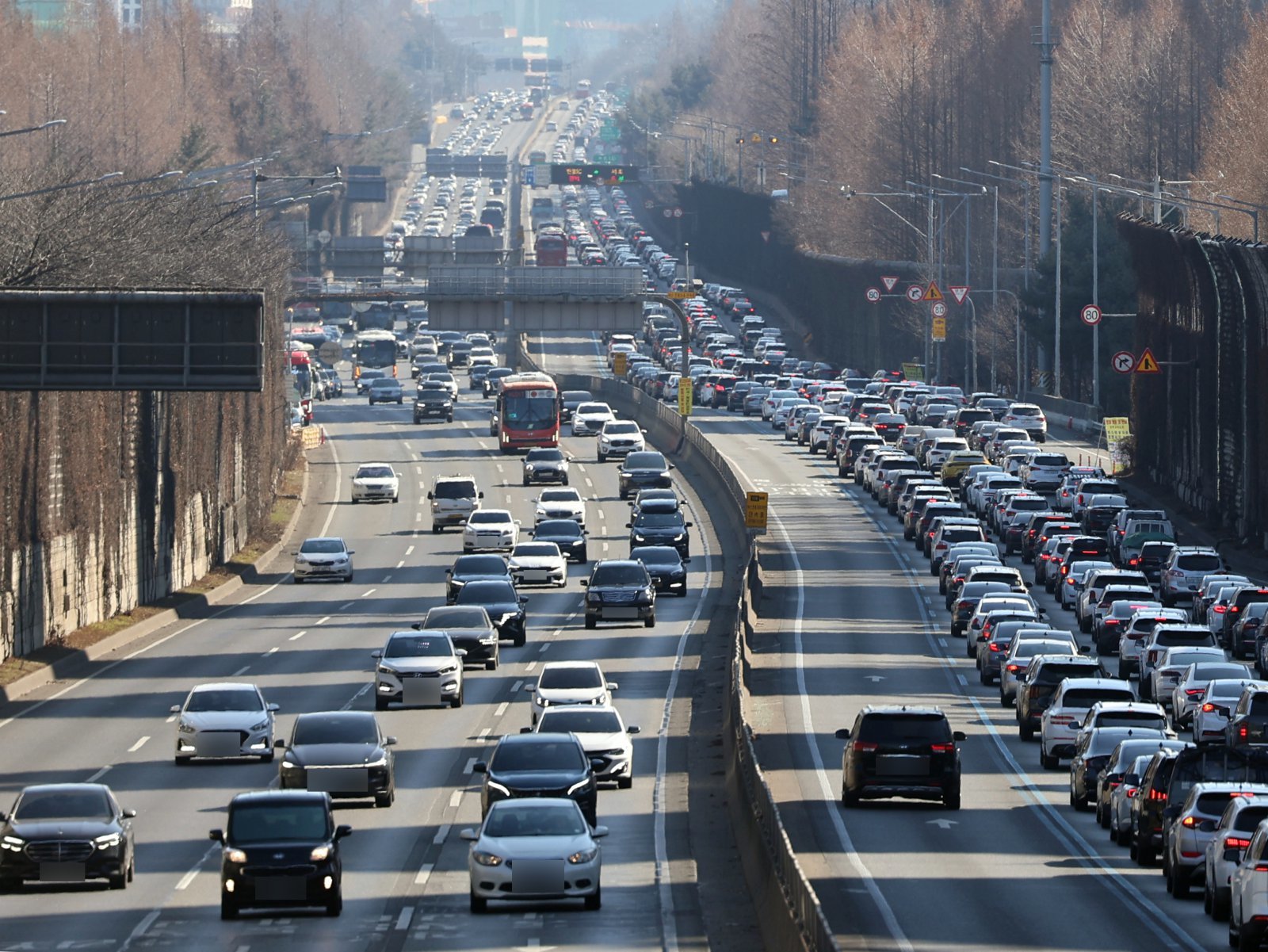 설날 당일인 17일 오후 서울 서초구 잠원IC 인근 경부고속도로 상행선(왼쪽)·하행선 방향 차량들이 서행하고 있다. 한국도로공사에 따르면 이날 전국에서 자동차 615만대가 고속도로를 이용할 것으로 보고 있다. 수도권에서 지방으로 향하는 차량은 44만대, 지방에서 수도권으로 향하는 차량은 47만대로 예상했다. 2026.2.17 ⓒ 뉴스1