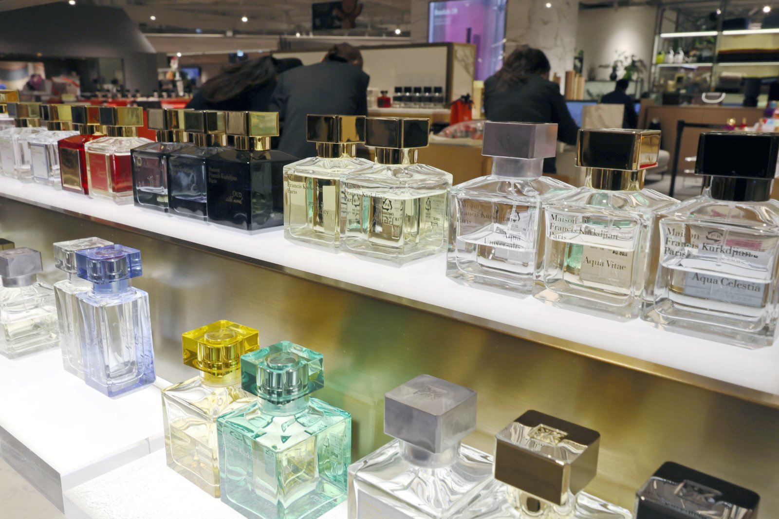 연말 선물 시즌을 앞두고 ‘스몰 럭셔리(작은 사치)’의 대명사인 향수가 주목받고 있다. 13일 오후 서울 시내 한 백화점에 향수가 진열돼 있다. 2023.12.13. 서울=뉴시스